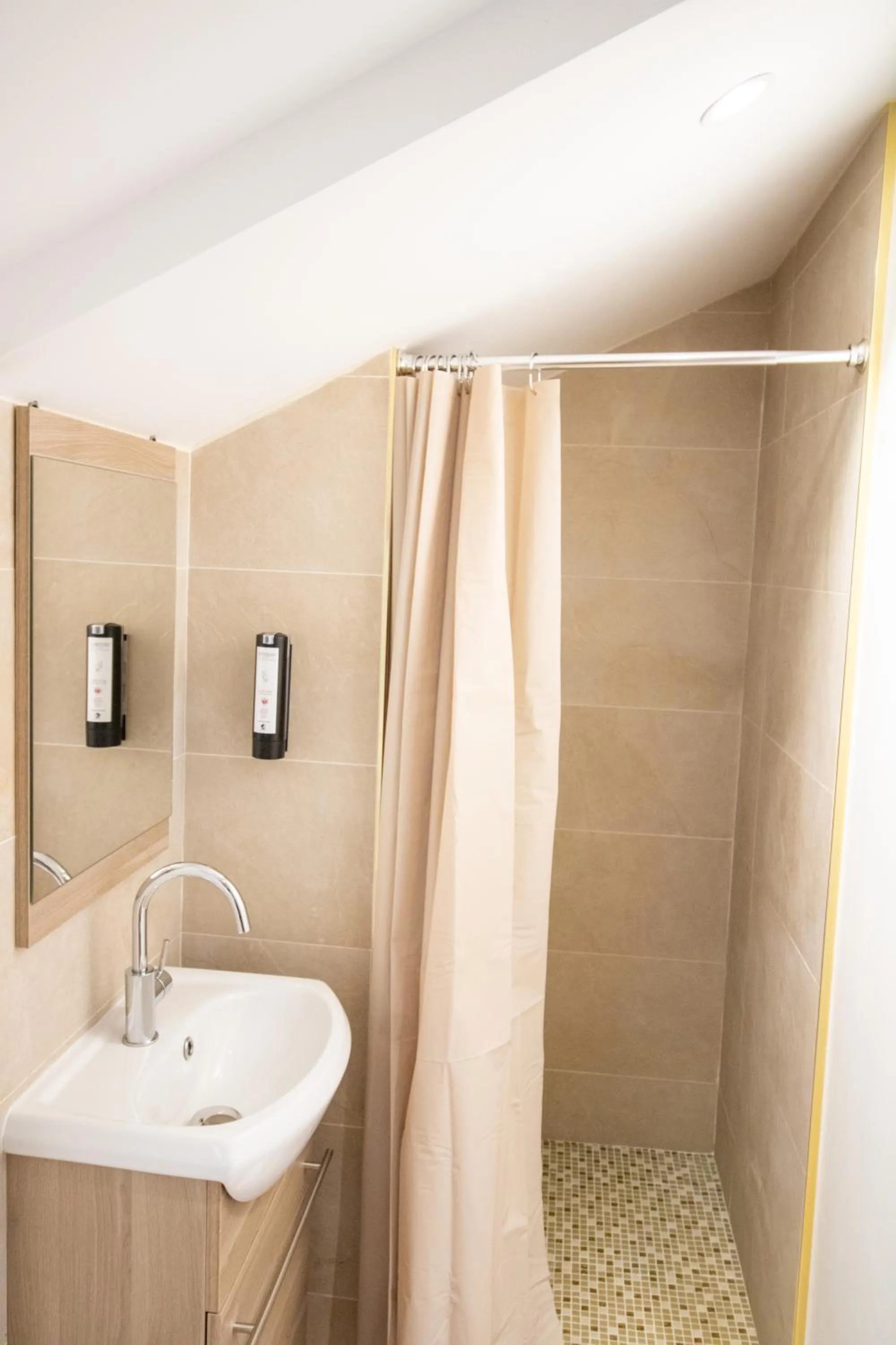 Shower in Les Rebelles