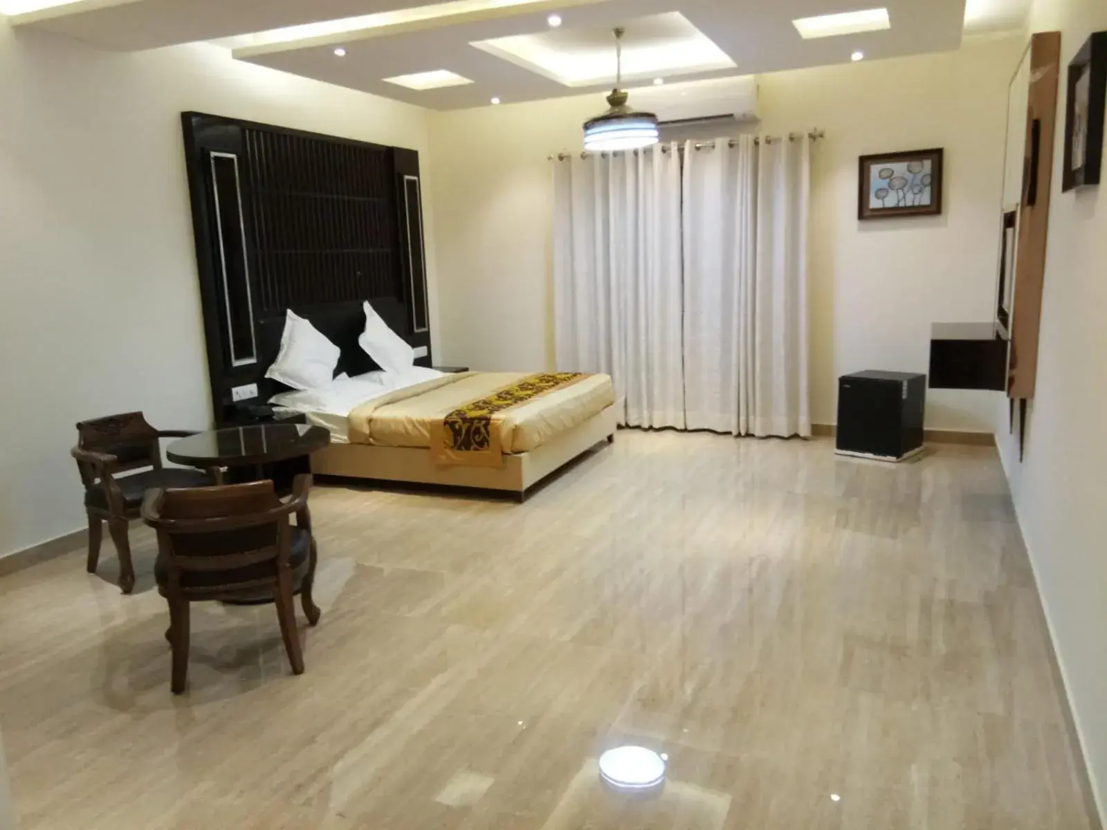 Family Suite in HOTEL NEW ANAND PALACE Family Suite in HOTEL NEW ANAND PALACE