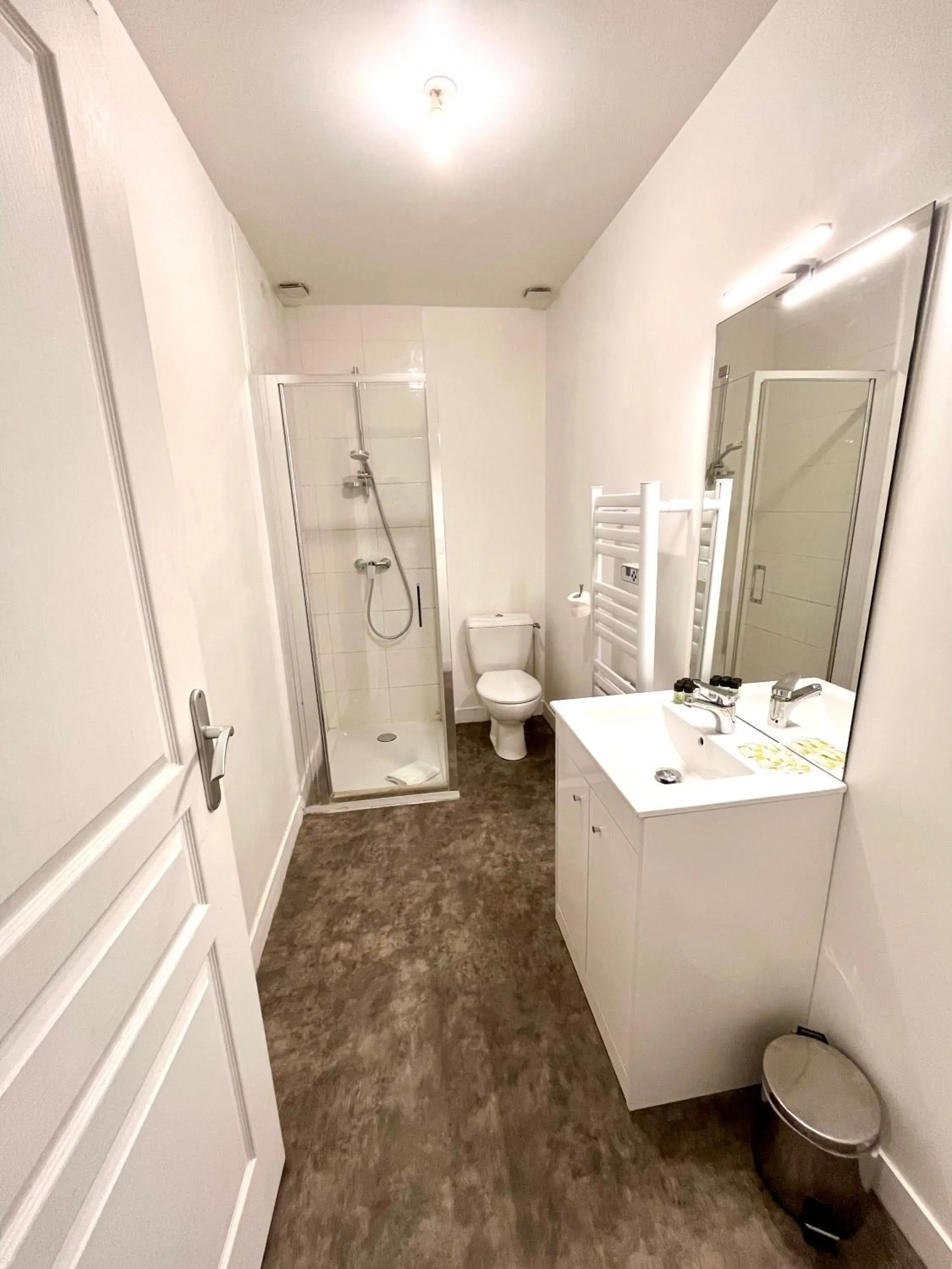 Toilet in Bienvenue chez vous, Déplacement Pro