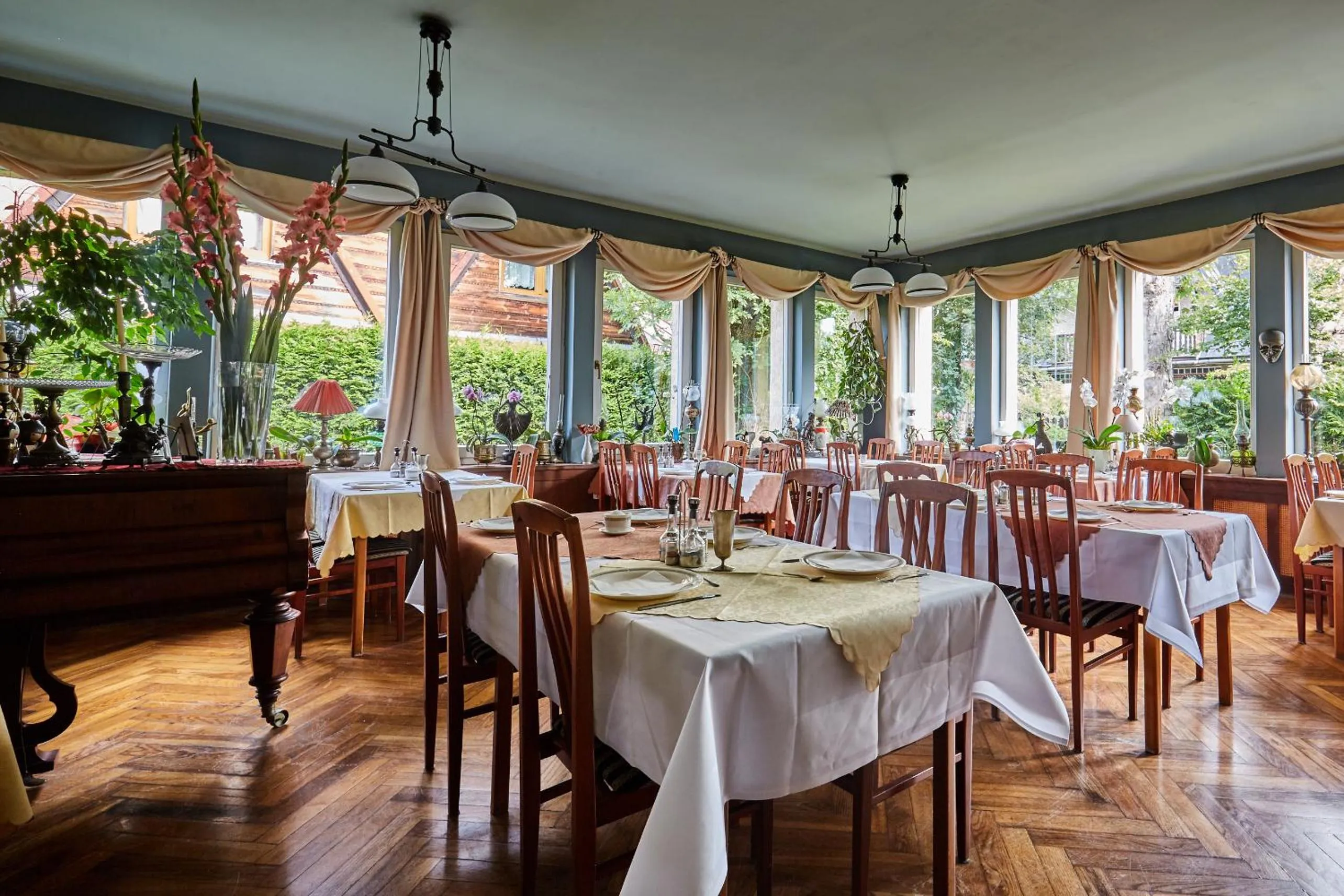 Restaurant/places to eat in Szarotka