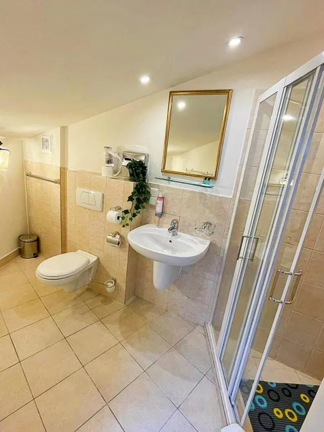 Shower in Great Polonia Kraków Old Town