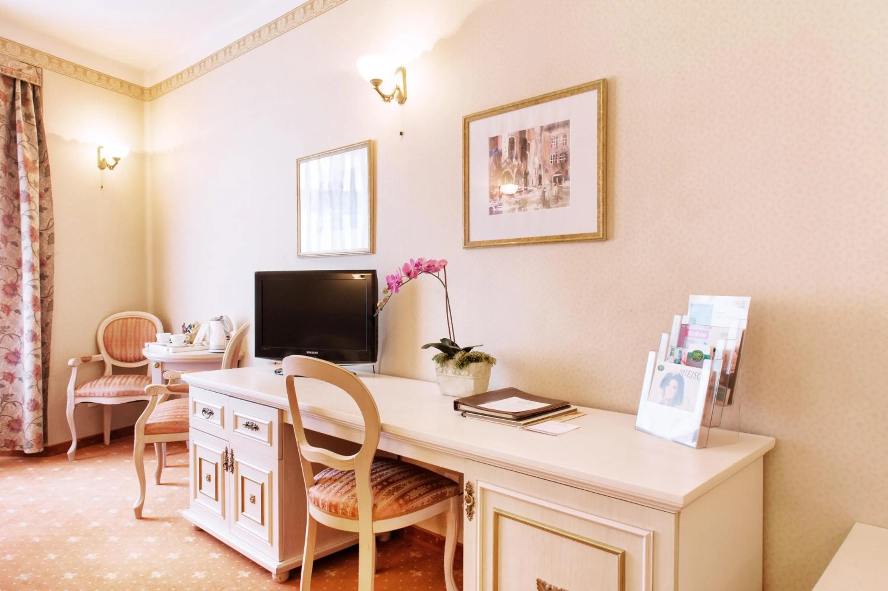 Photo of the whole room in Great Polonia Kraków Old Town