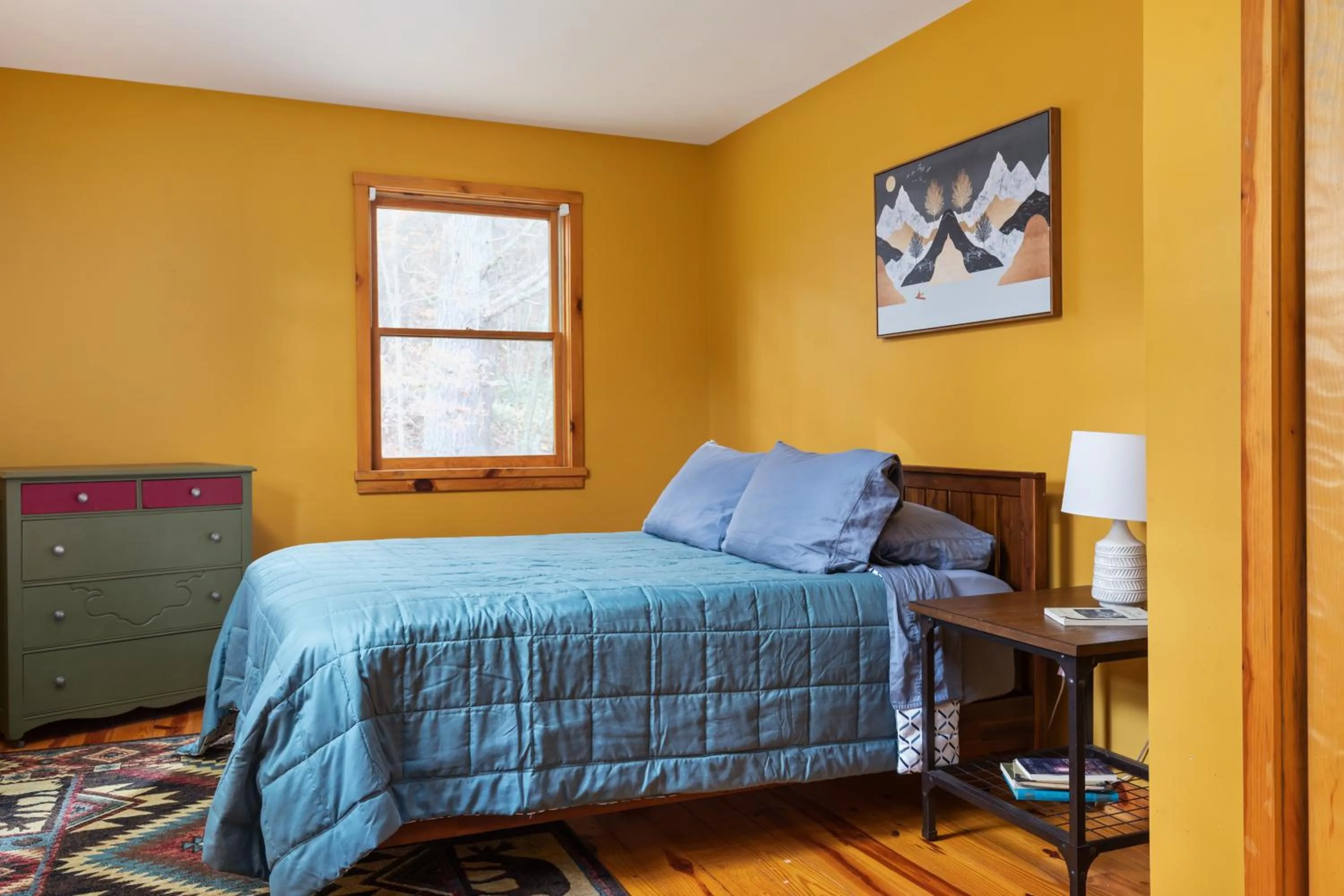 Bed in Sleepy Hollow 5BR Cabin - National Park 7 Min, Hot Tub, Fire Pit, Sleeps 12