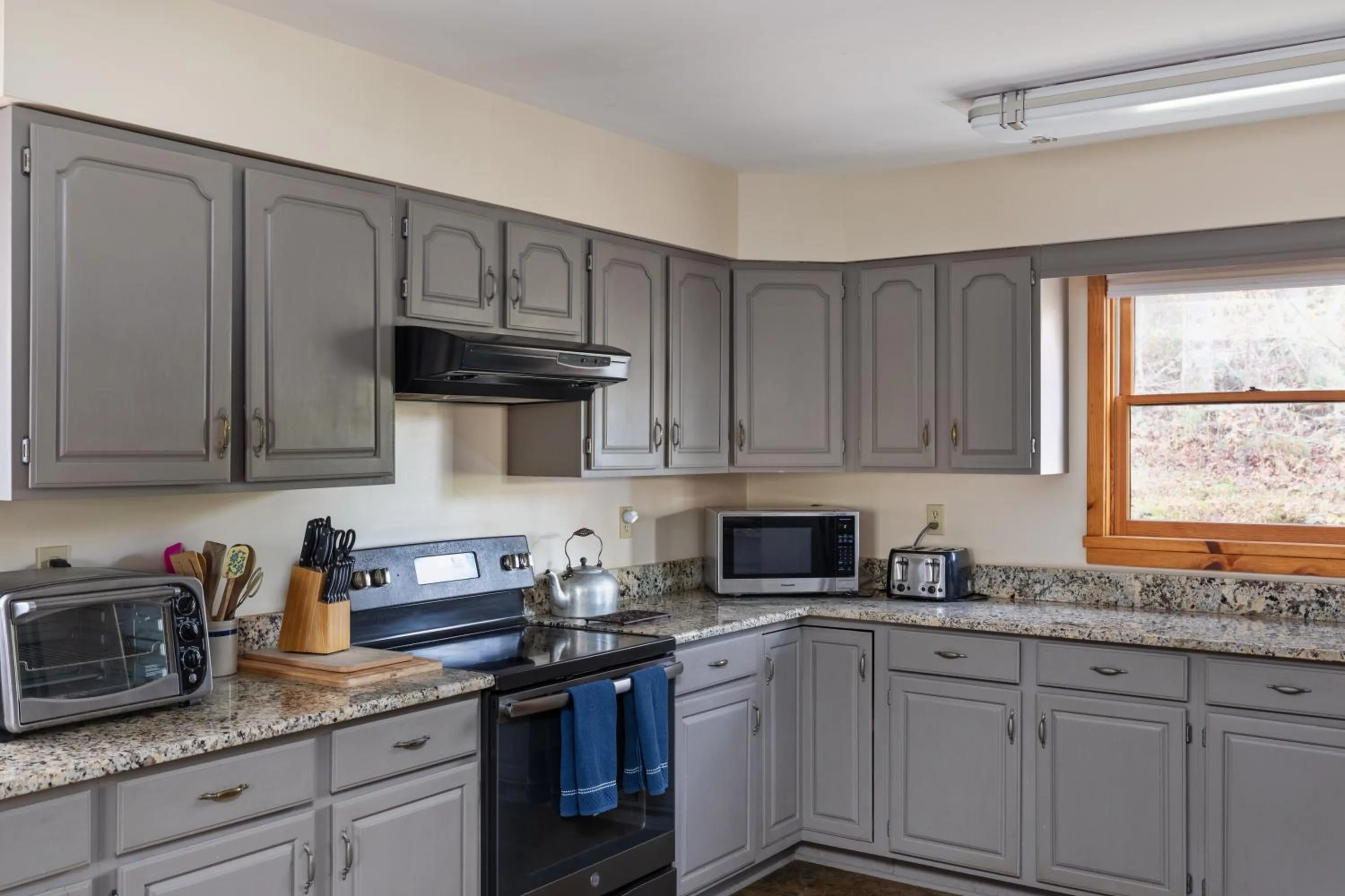 Sleepy Hollow 5BR Cabin - National Park 7 Min, Hot Tub, Fire Pit, Sleeps 12