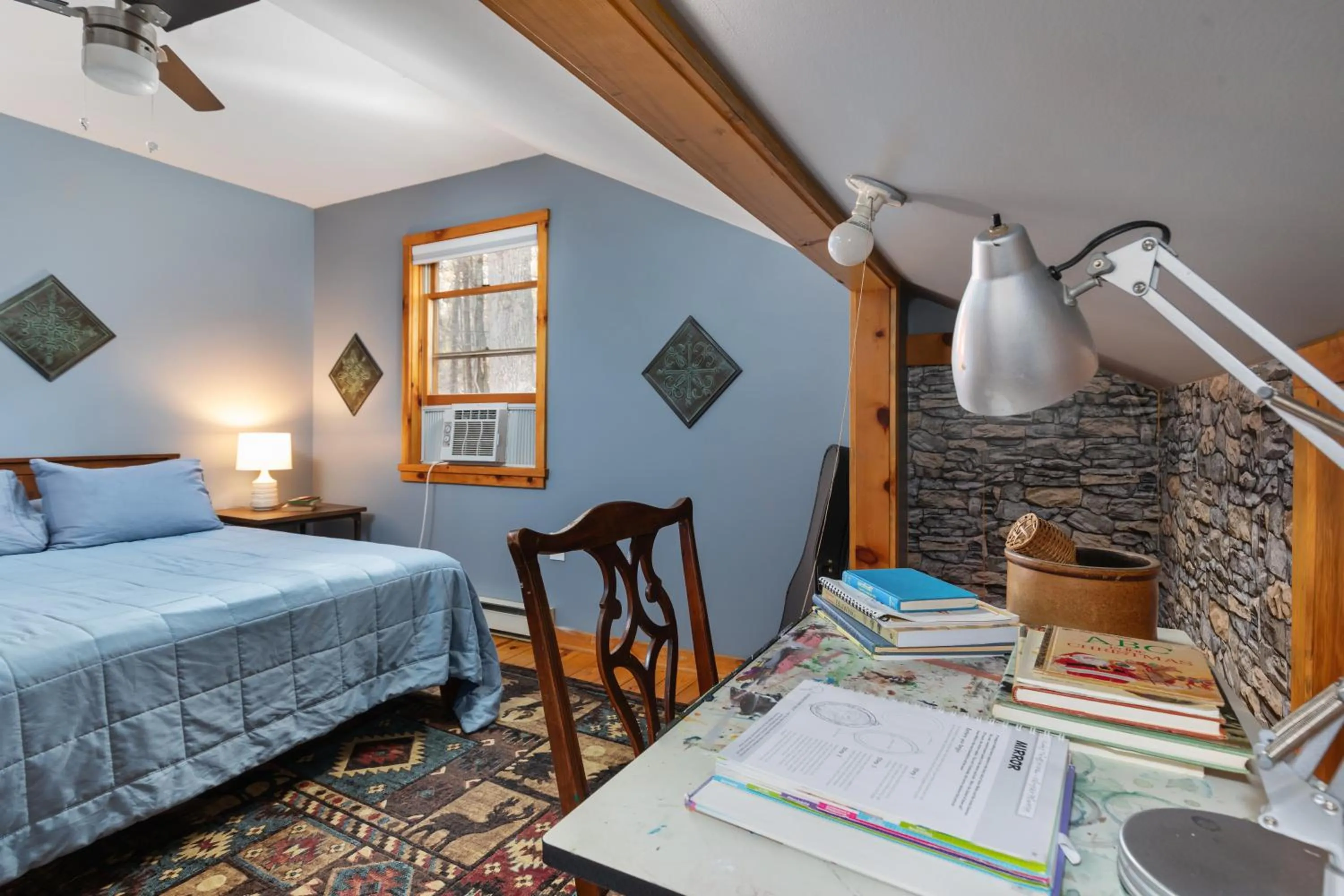 Bed in Sleepy Hollow 5BR Cabin - National Park 7 Min, Hot Tub, Fire Pit, Sleeps 12