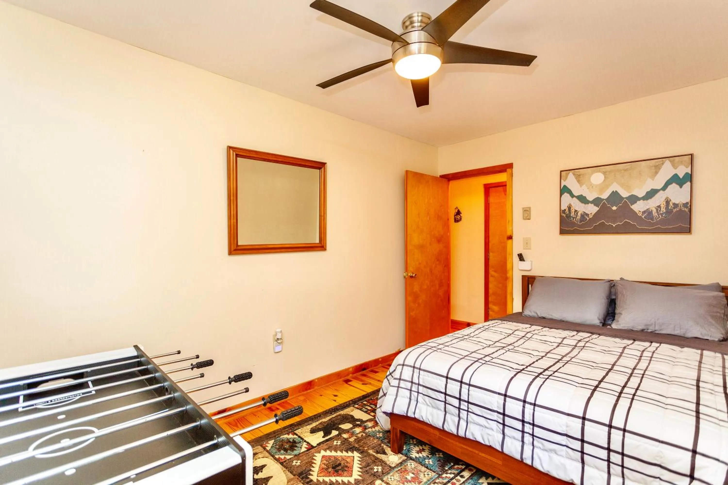 Bed in Sleepy Hollow 5BR Cabin - National Park 7 Min, Hot Tub, Fire Pit, Sleeps 12