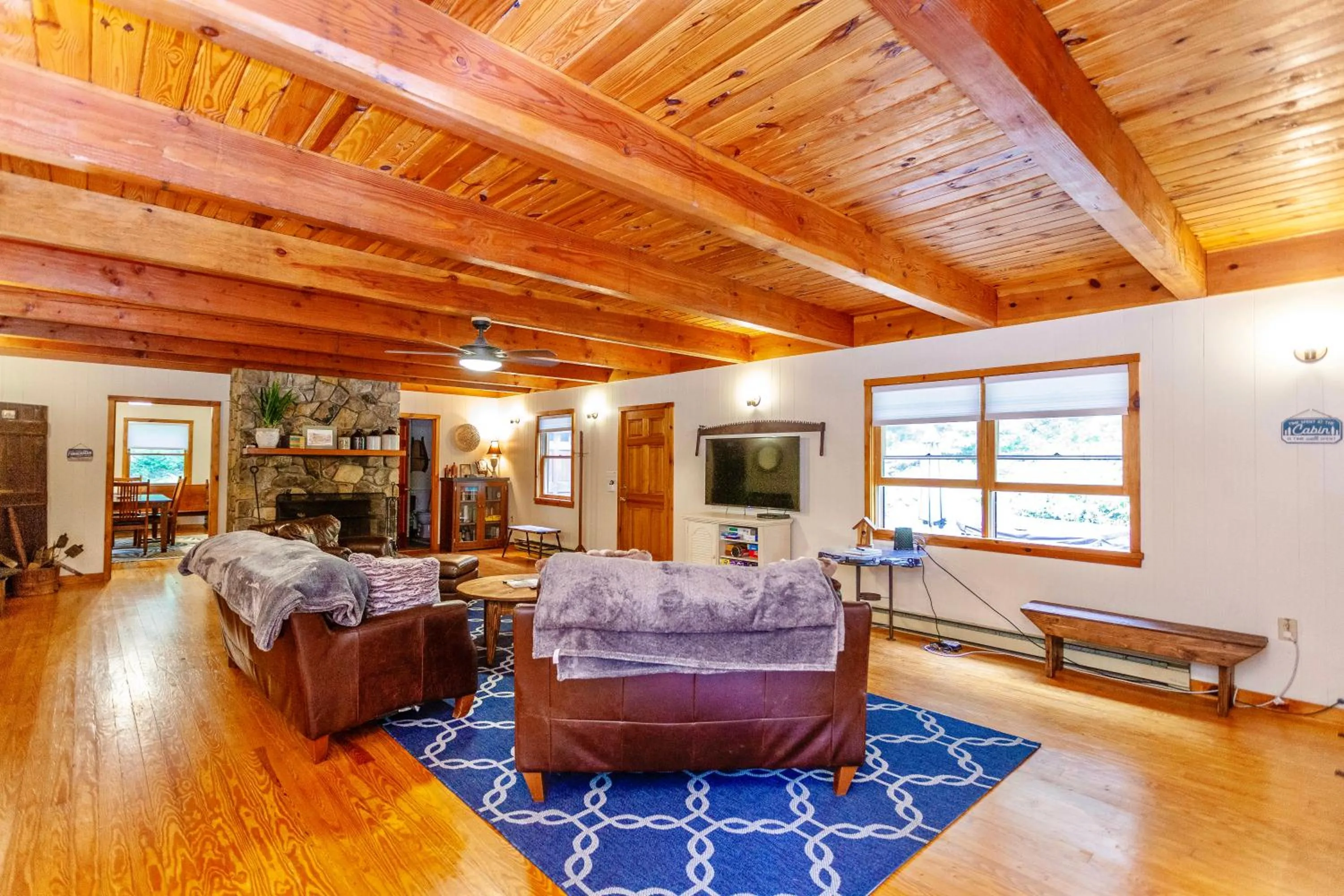 Sleepy Hollow 5BR Cabin - National Park 7 Min, Hot Tub, Fire Pit, Sleeps 12