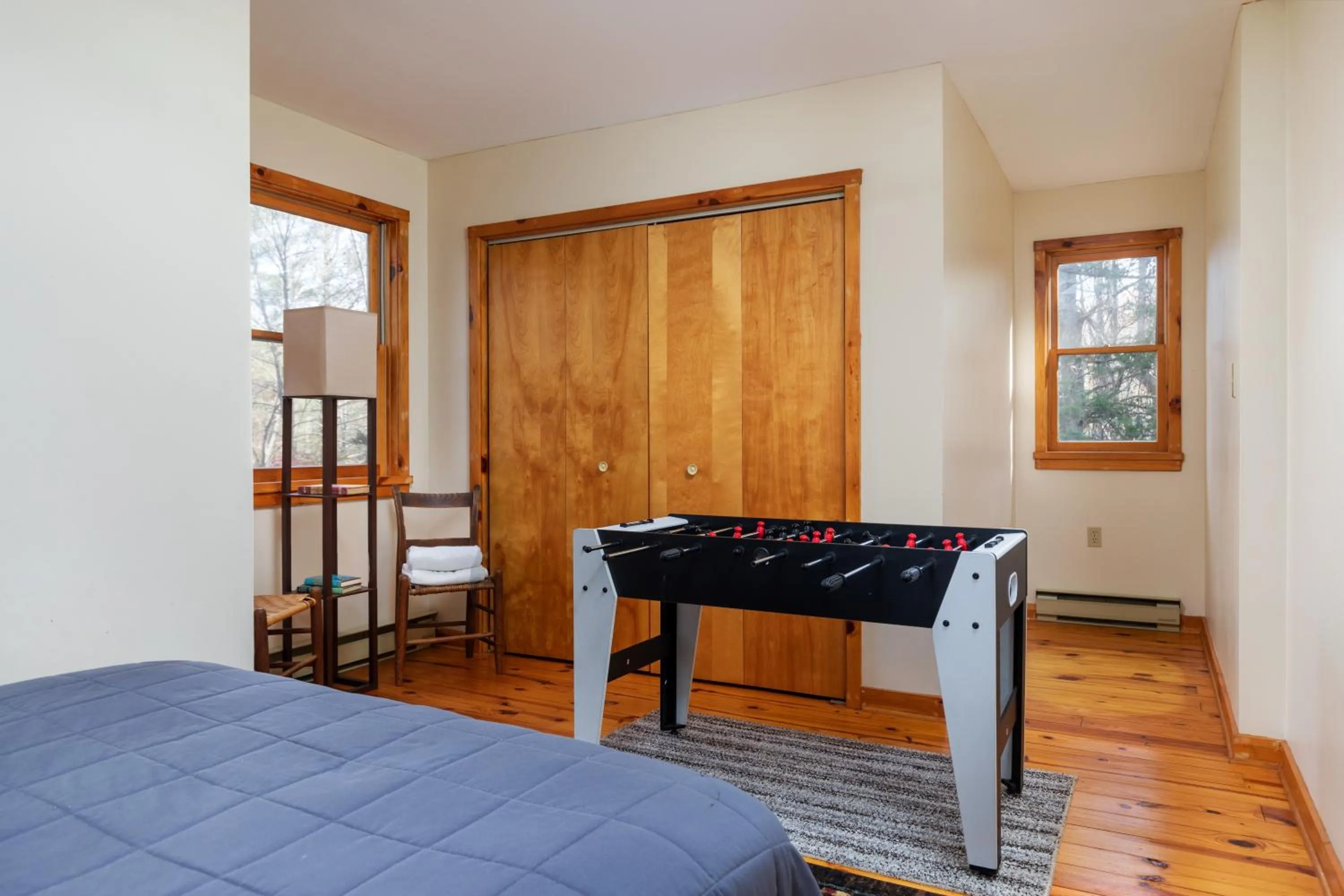 Bed in Sleepy Hollow 5BR Cabin - National Park 7 Min, Hot Tub, Fire Pit, Sleeps 12