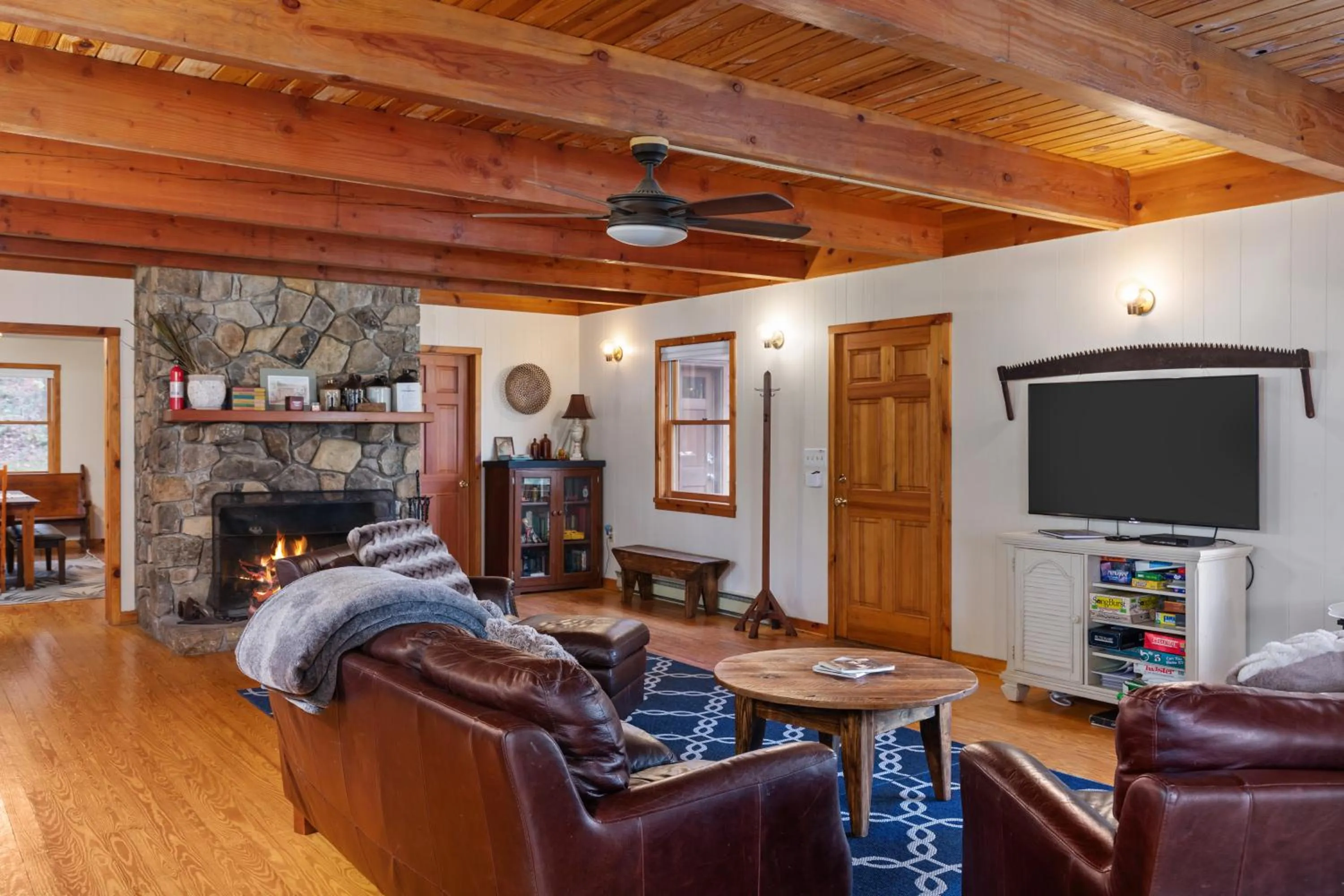 Sleepy Hollow 5BR Cabin - National Park 7 Min, Hot Tub, Fire Pit, Sleeps 12