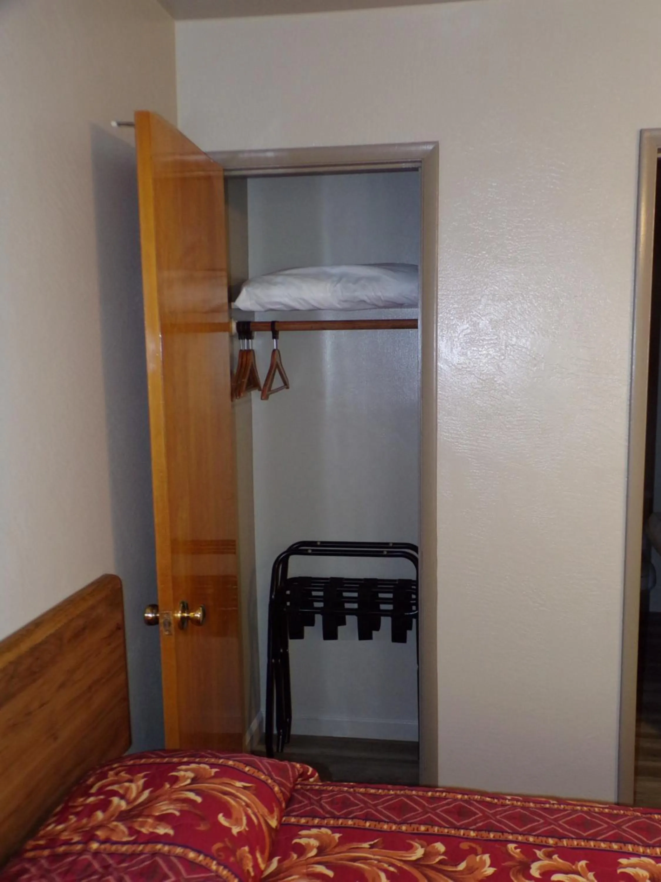 wardrobe, Bed in Cypress Tree Motel