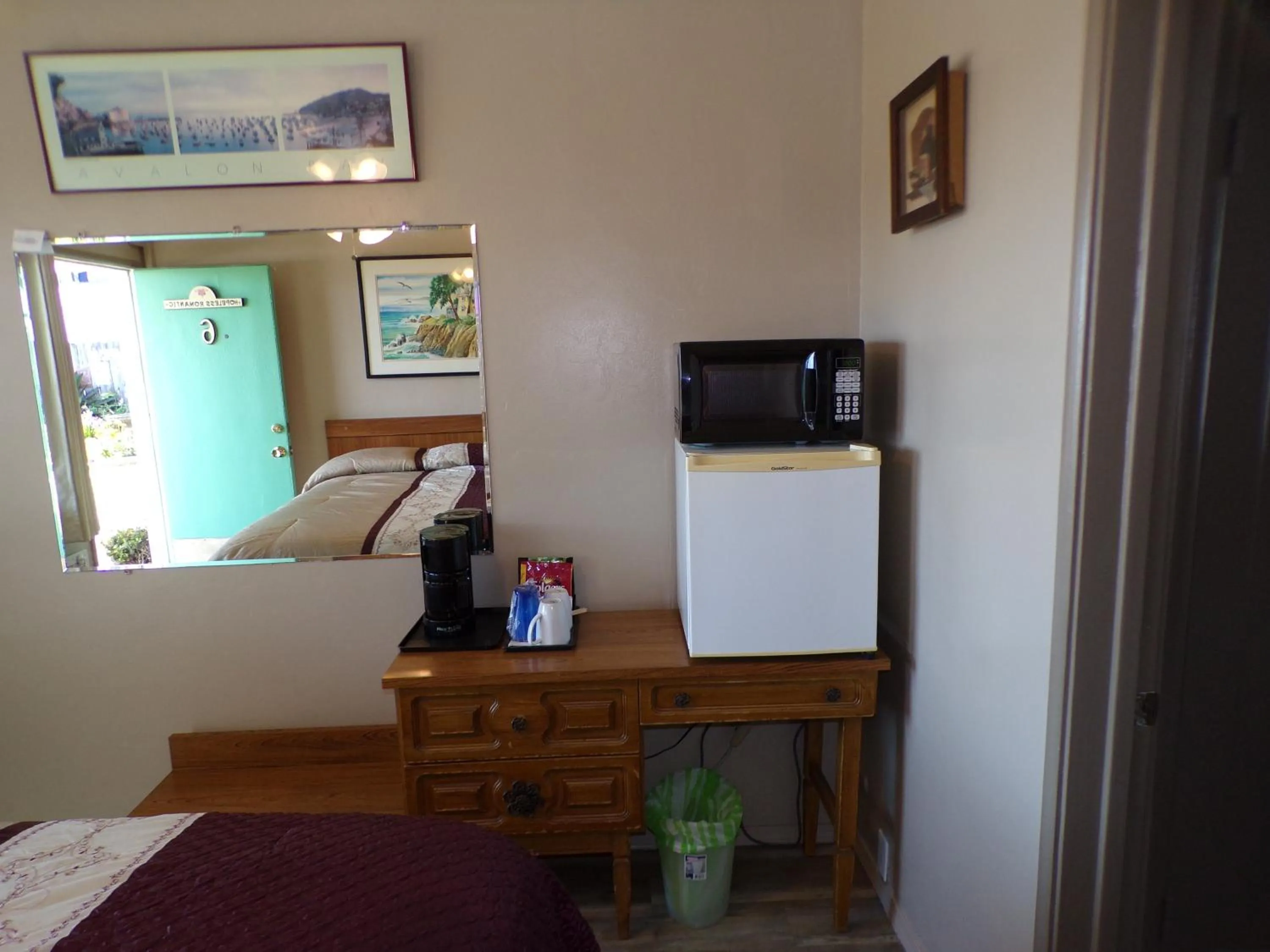 Coffee/tea facilities, Bed in Cypress Tree Motel