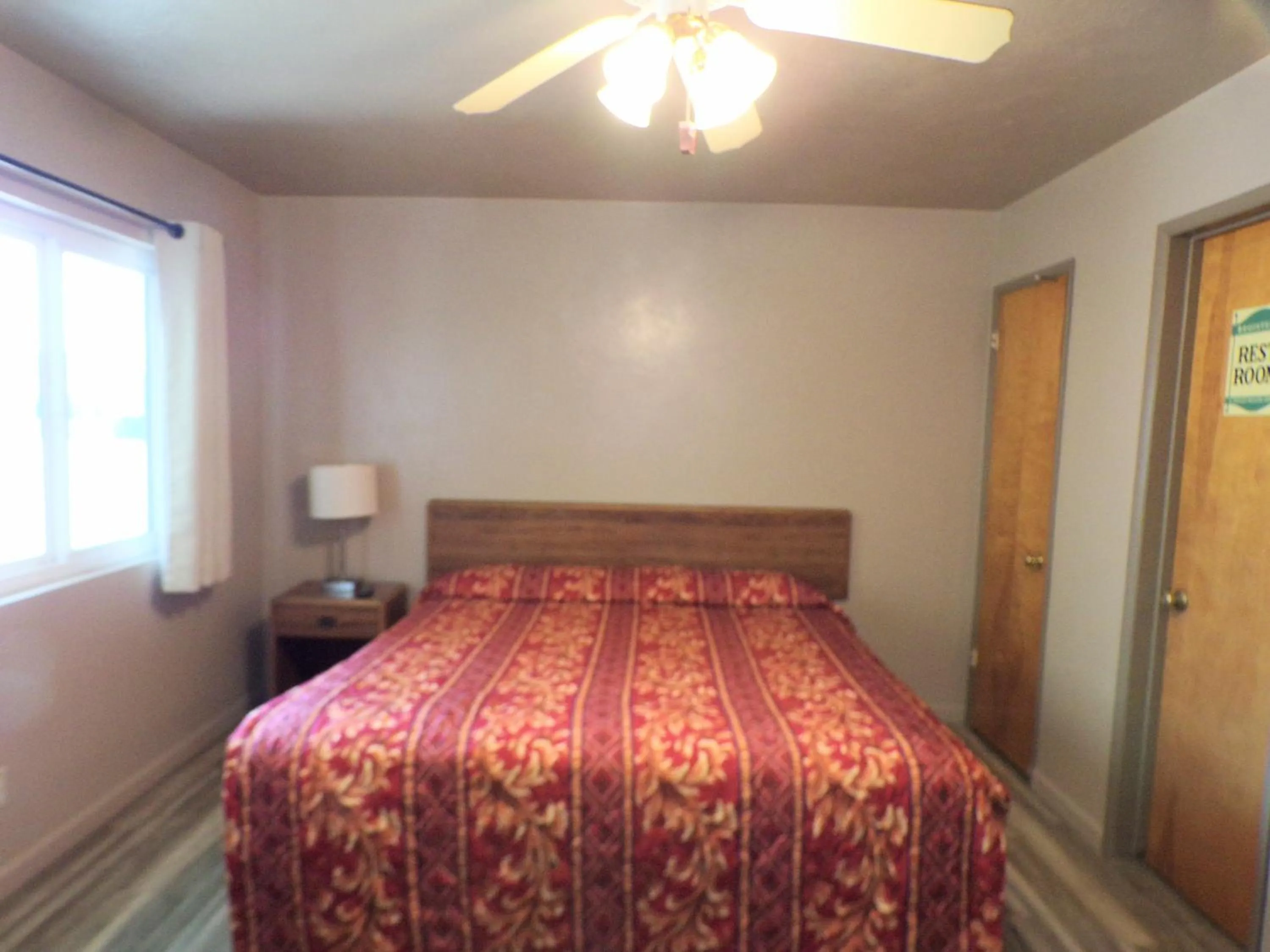 Bedroom, Bed in Cypress Tree Motel