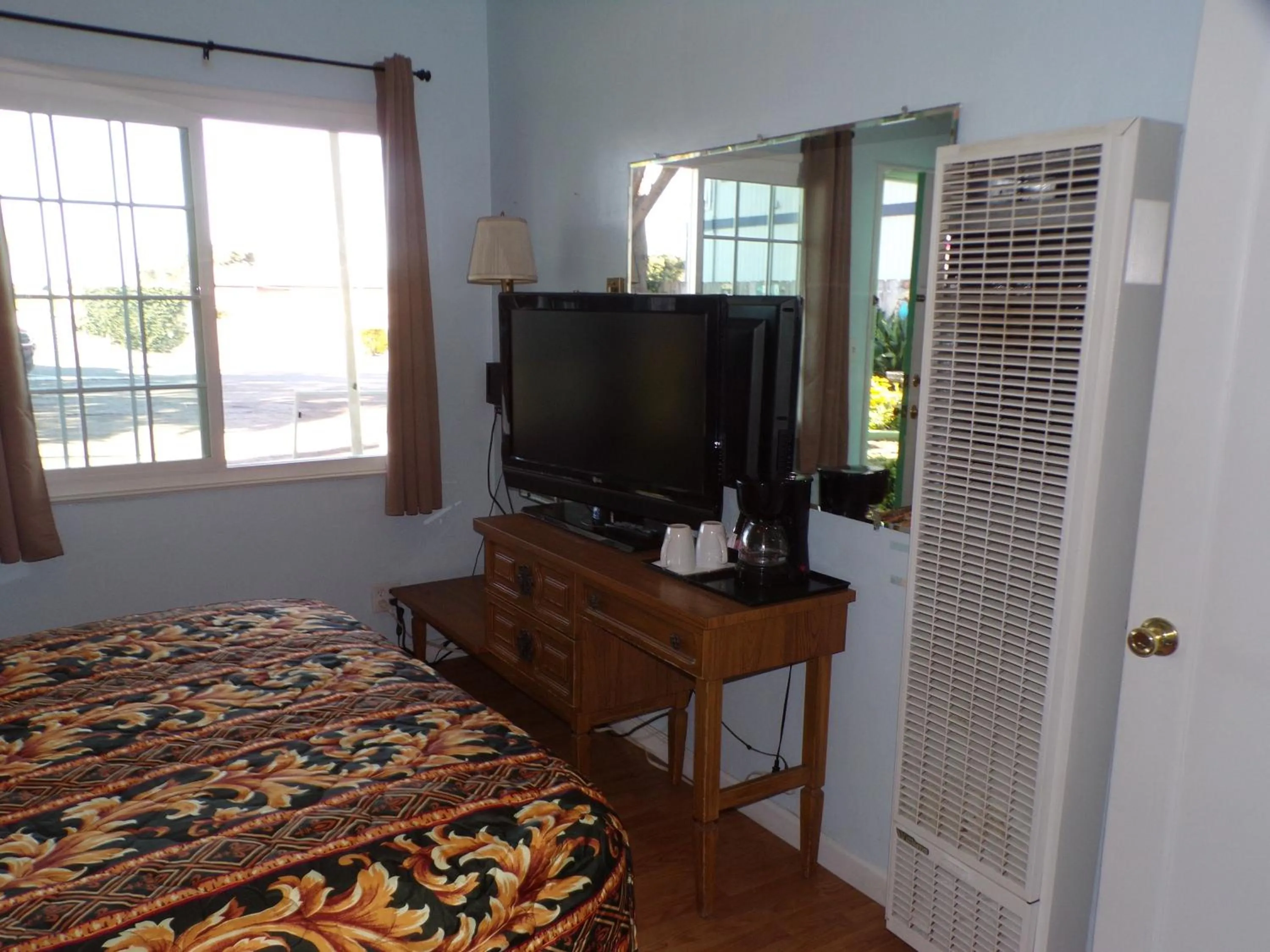 Communal lounge/ TV room, Bed in Cypress Tree Motel