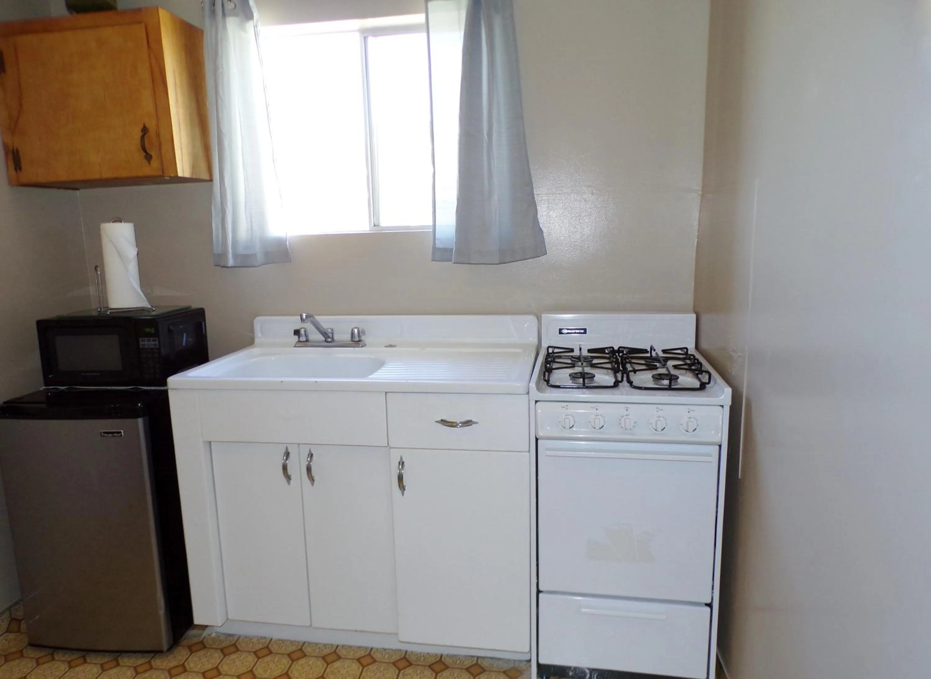 Kitchen or kitchenette in Cypress Tree Motel