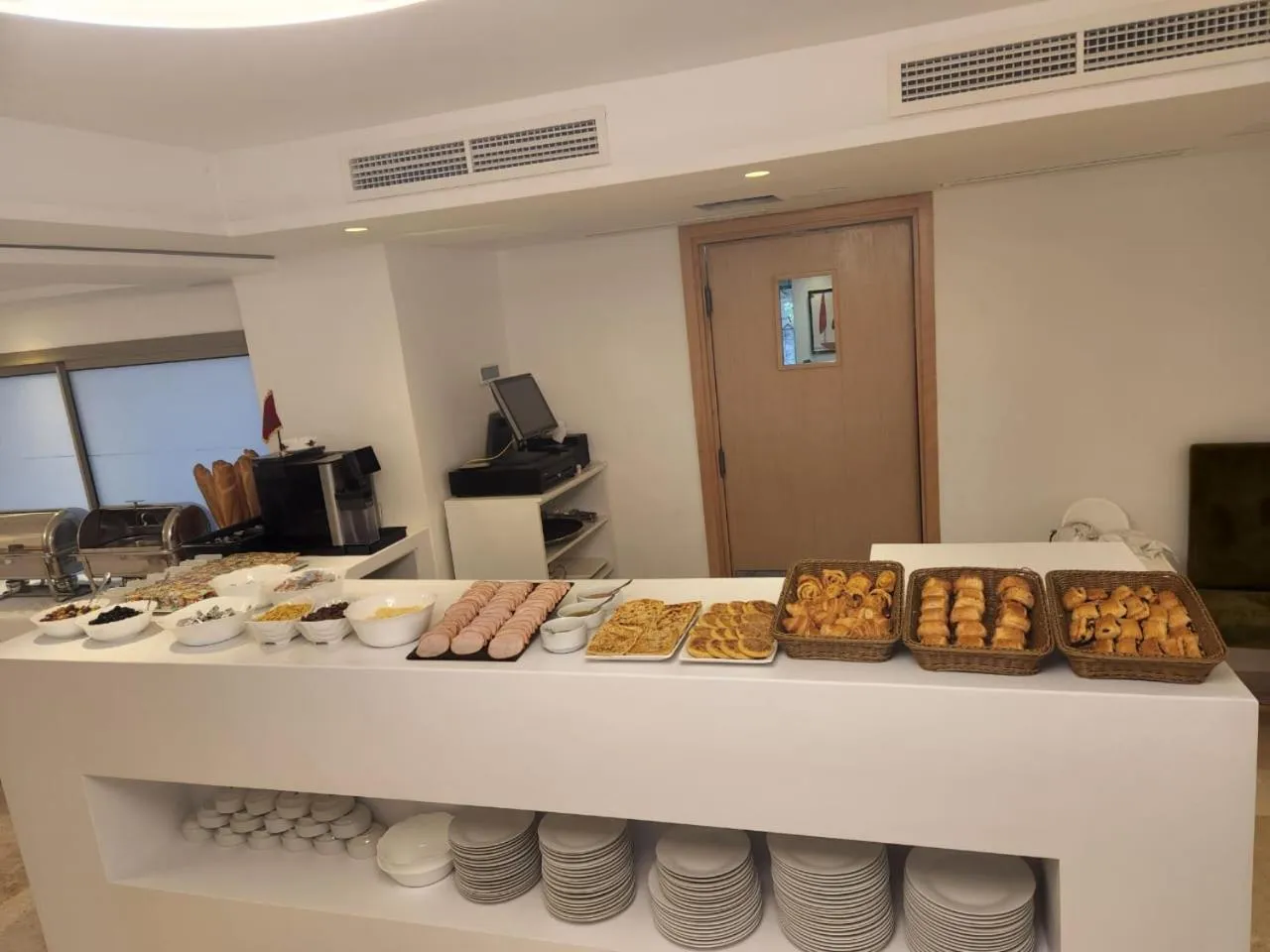 Restaurant/places to eat in Fajr Hotel