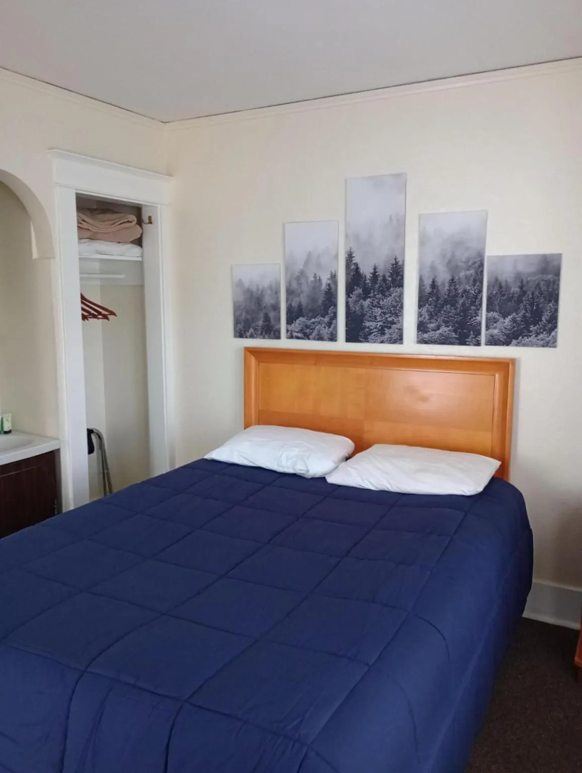 Bedroom, Bed in The Ashley