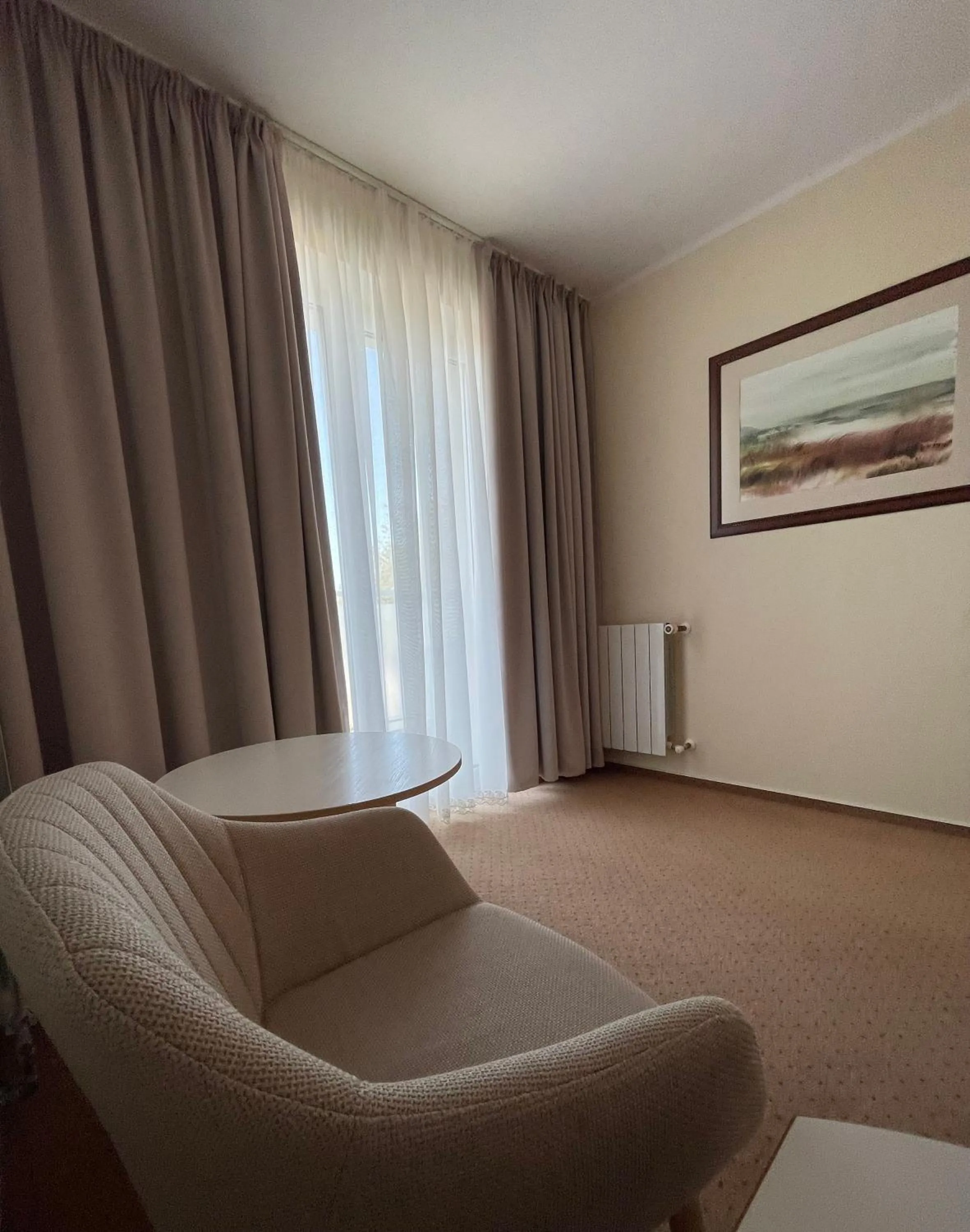 Photo of the whole room in Damroka