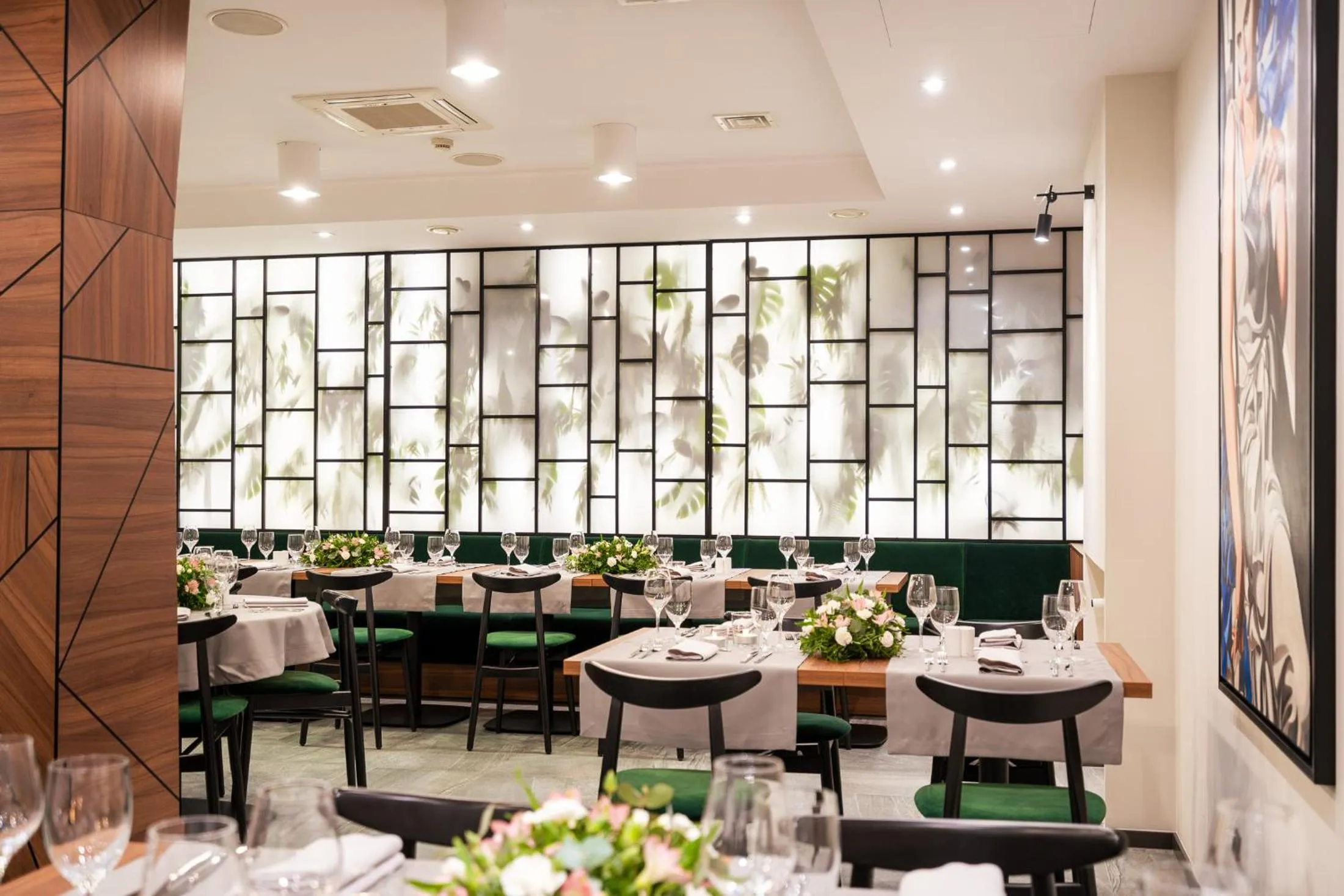 Restaurant/places to eat in Ascot Premium Hotel
