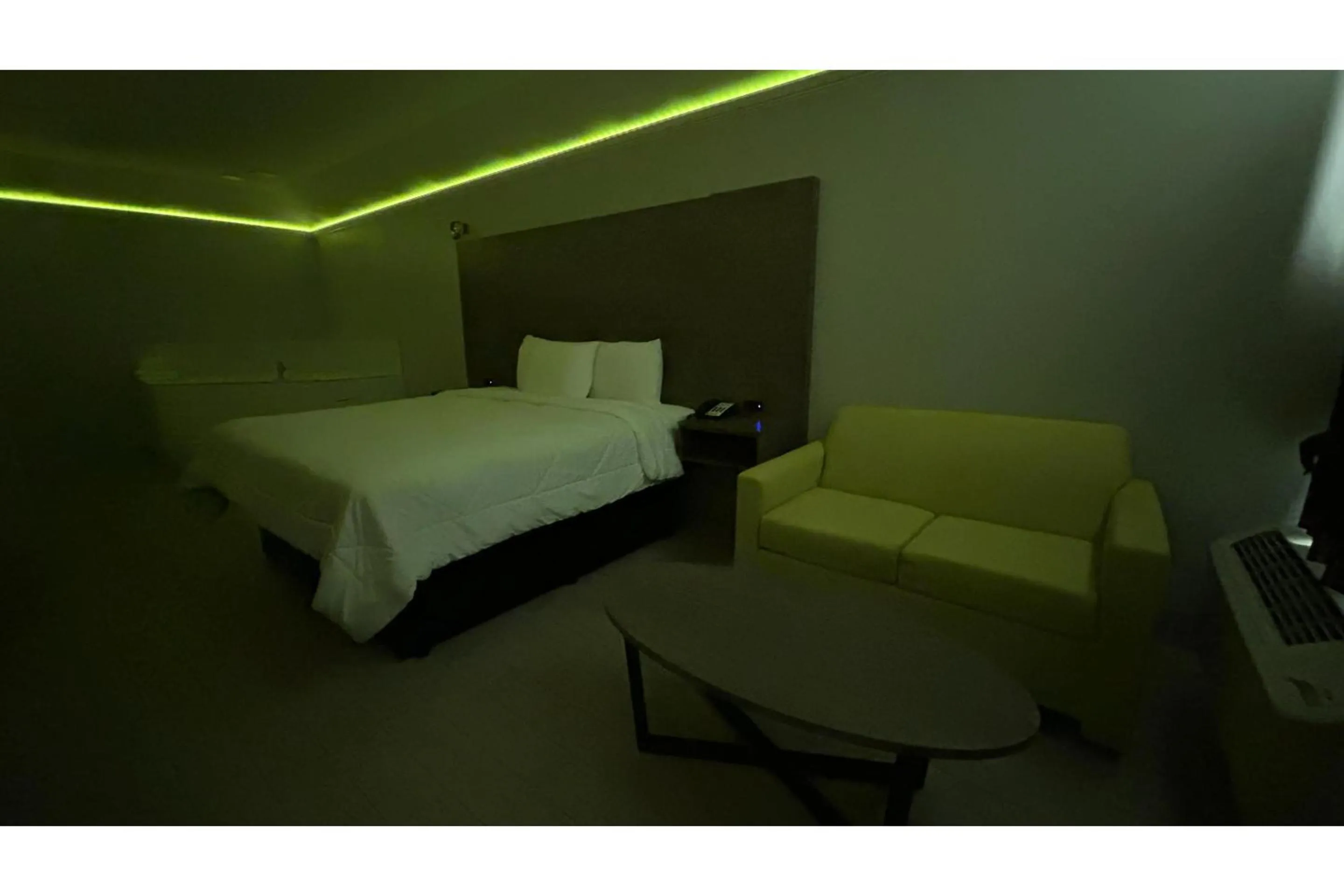 Bedroom, Bed in Kiwi Inn Capital O Houston - Hwy 249