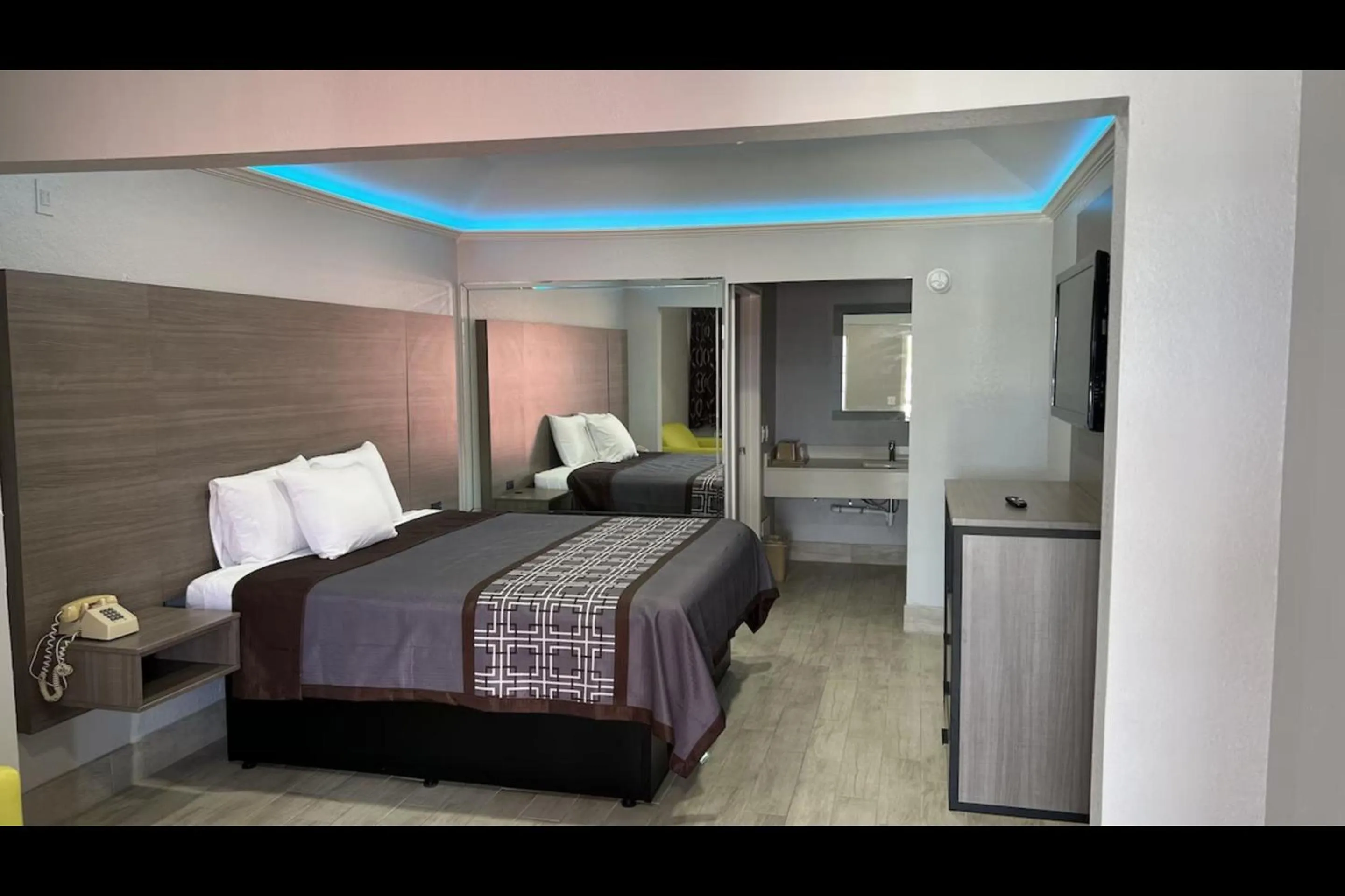 King Bed Apartment Non-Smoking in Kiwi Inn By OYO Willowbrook Houston Hwy 249 Beltway