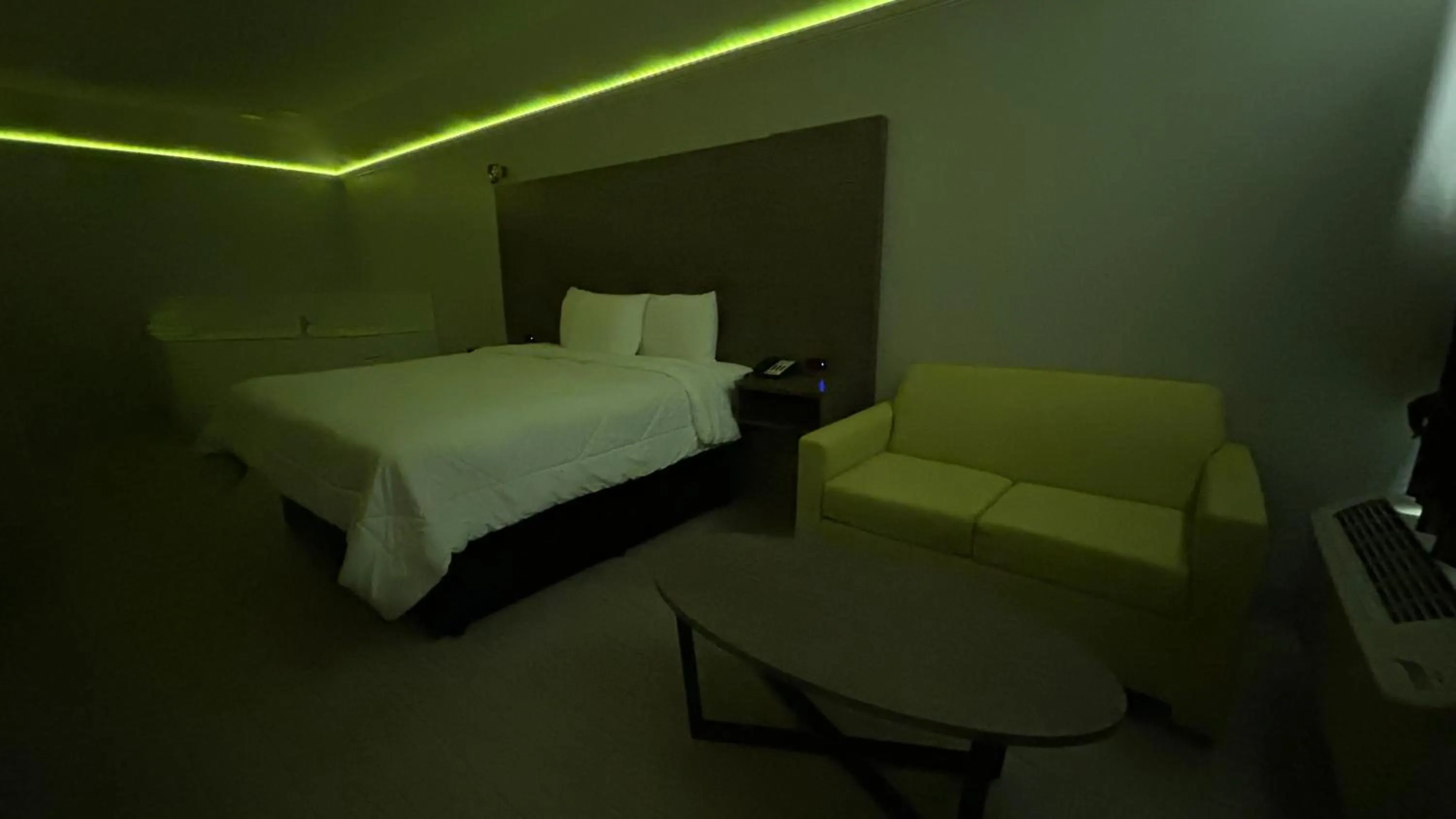 Bedroom, Bed in Kiwi Inn Capital O Houston - Hwy 249