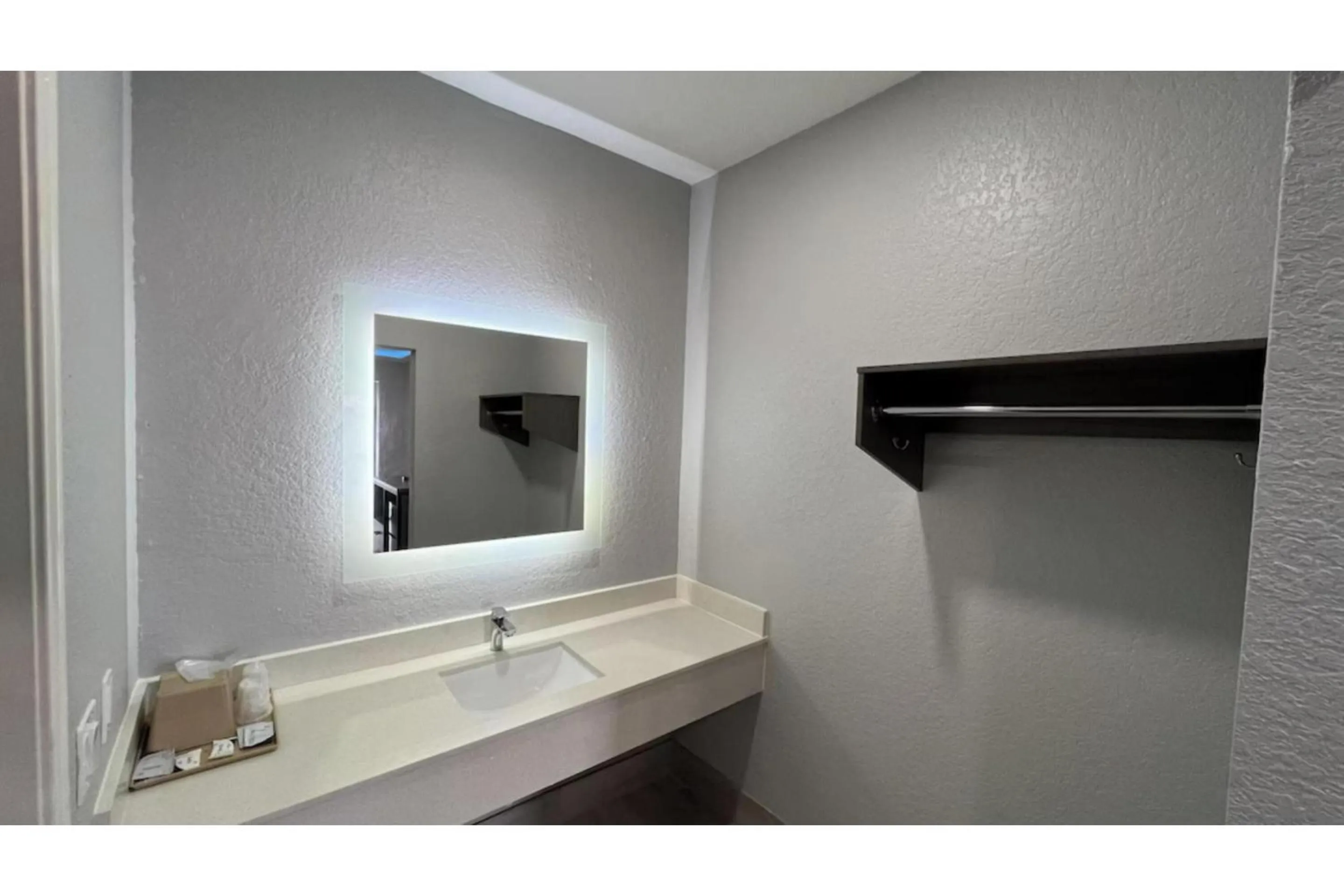 Bathroom in Kiwi Inn Capital O Houston - Hwy 249