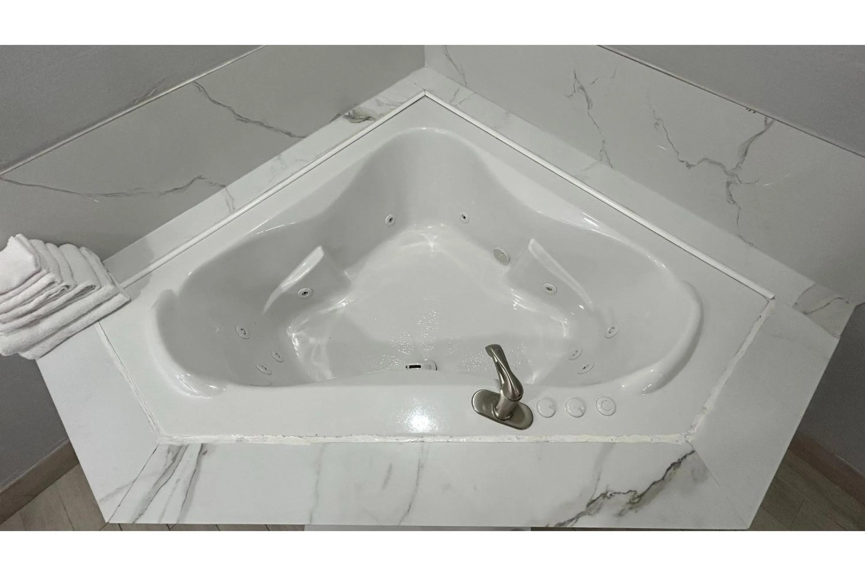 Hot Tub in Kiwi Inn Capital O Houston - Hwy 249