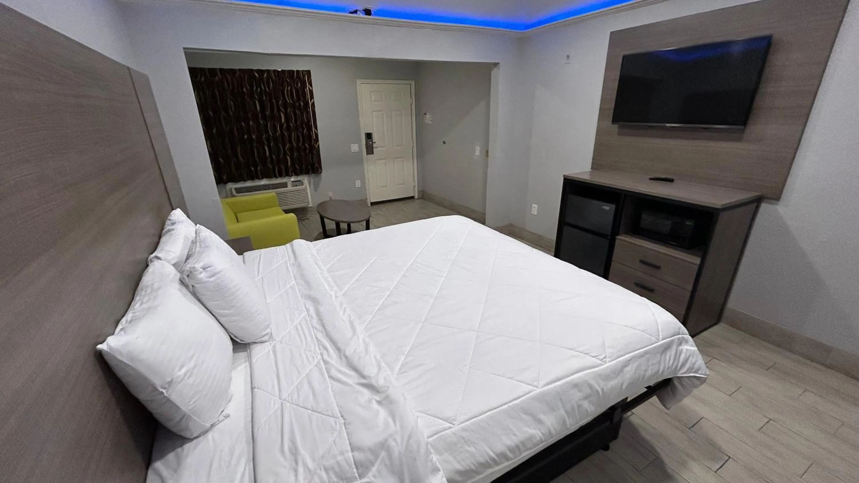 Bedroom, Bed in Kiwi Inn Capital O Houston - Hwy 249