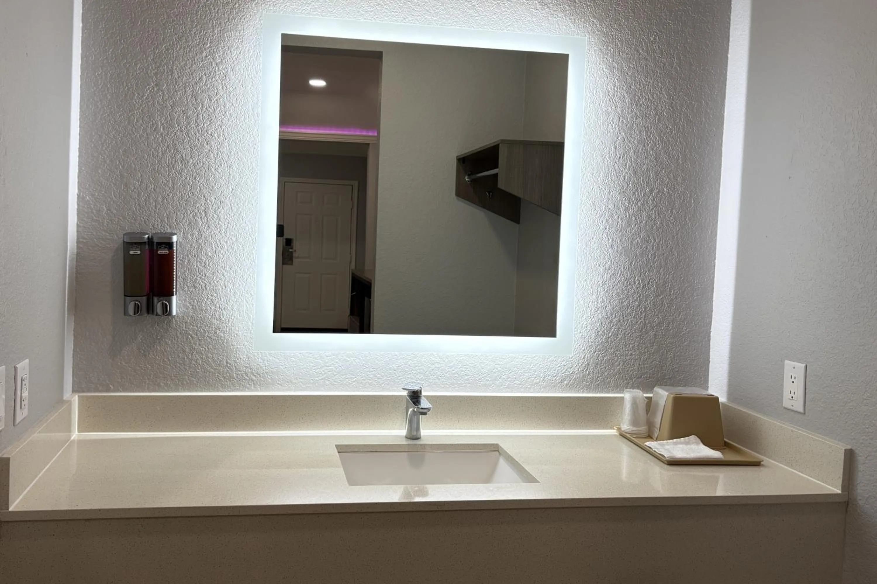 Bathroom in Kiwi Inn Capital O Houston - Hwy 249