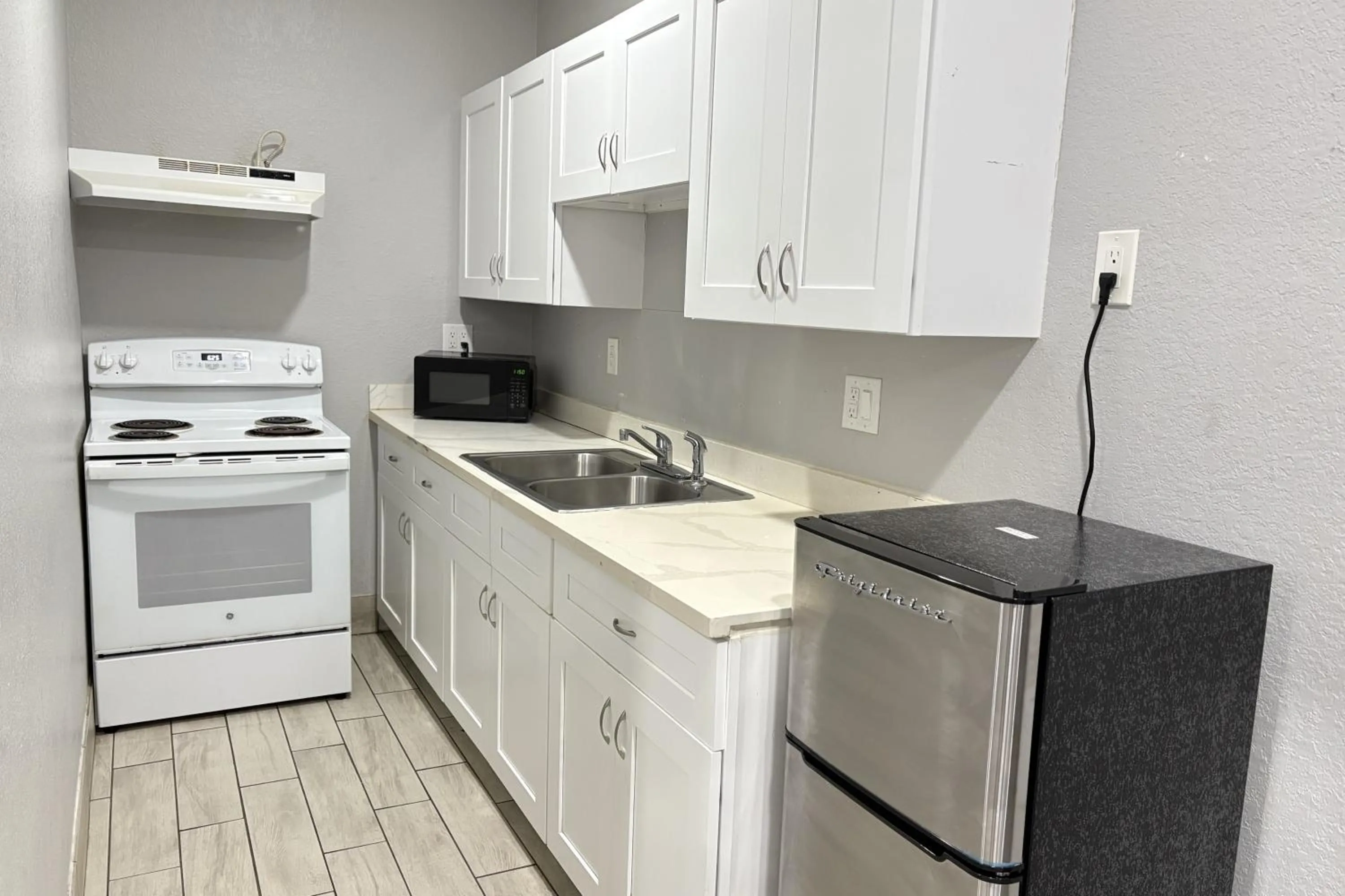 Kitchen or kitchenette in Kiwi Inn Capital O Houston - Hwy 249