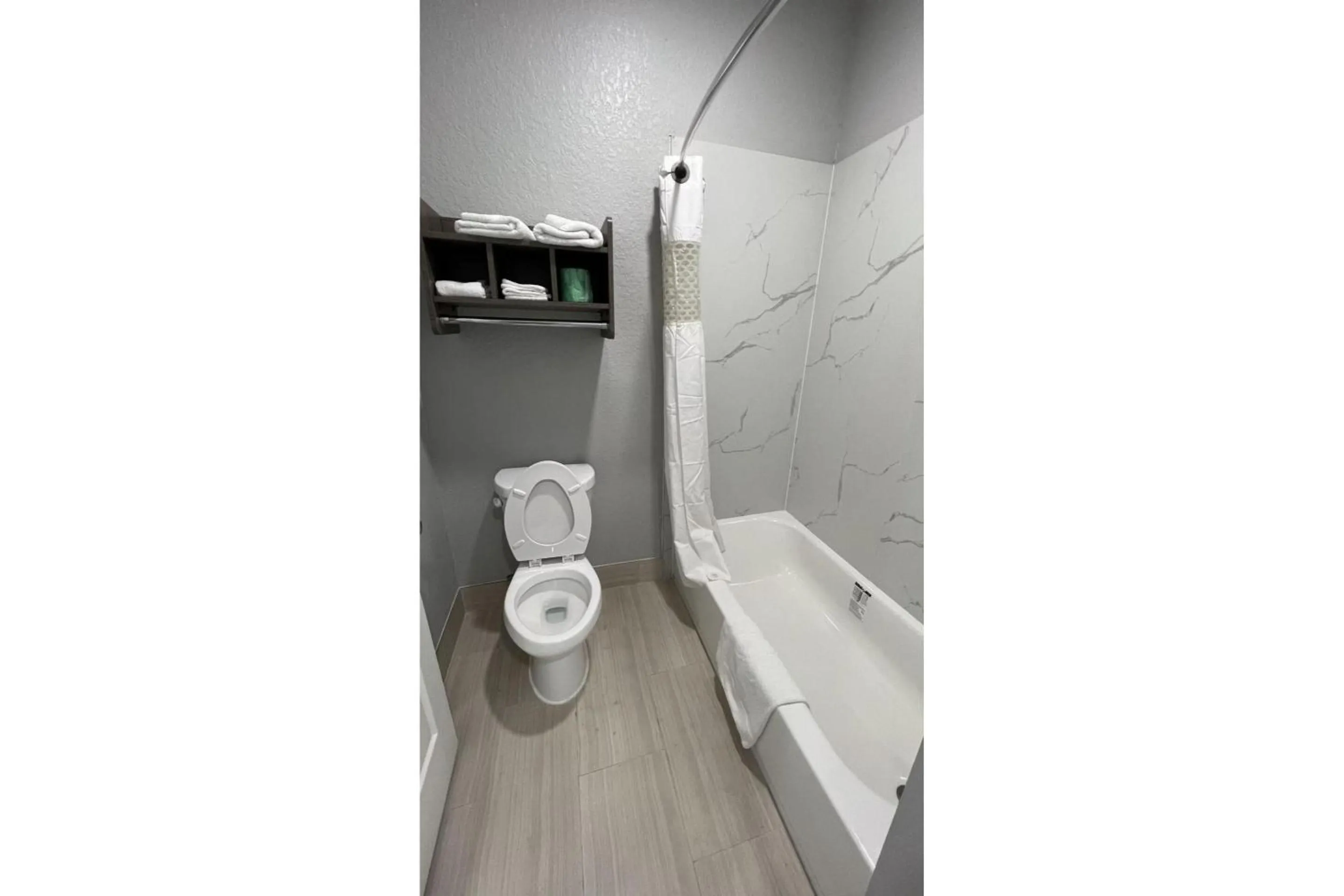 Bathroom in Kiwi Inn Capital O Houston - Hwy 249