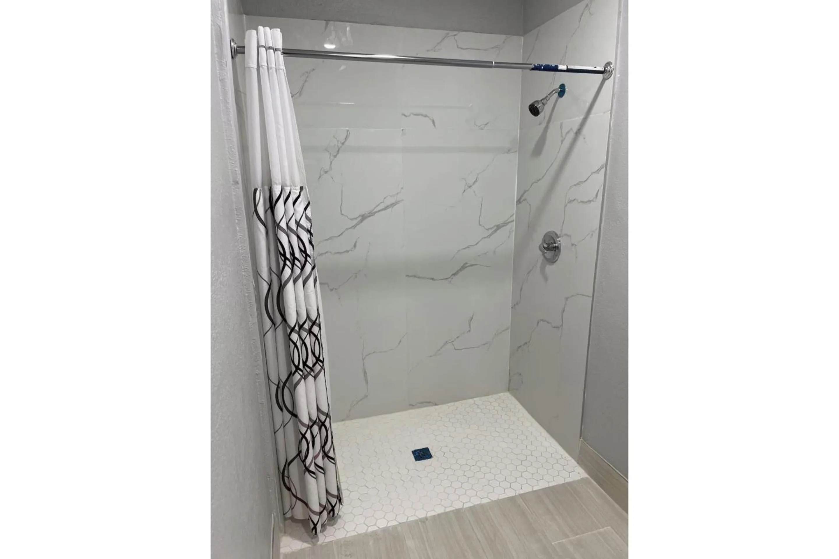 Bathroom in Kiwi Inn Capital O Houston - Hwy 249