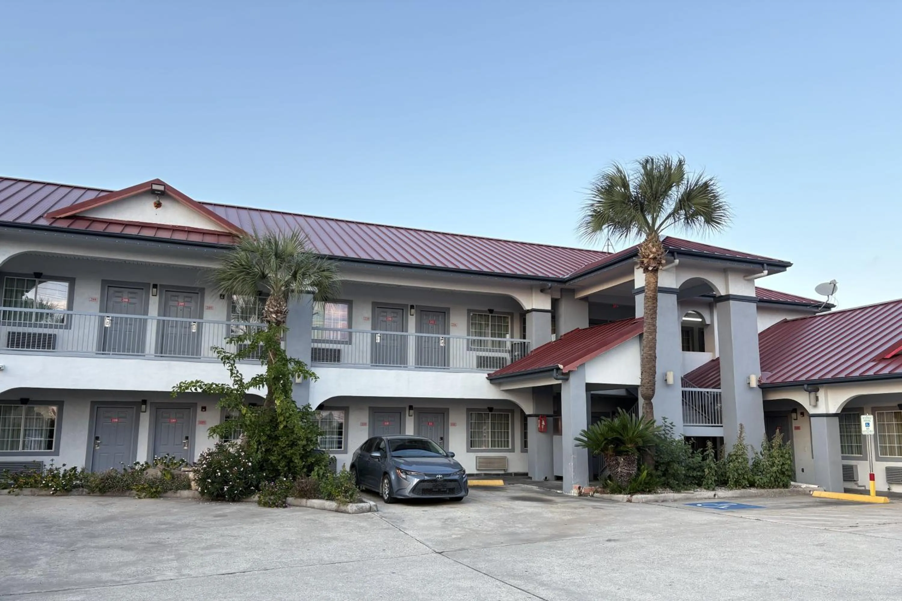 Property building in Kiwi Inn Capital O Houston - Hwy 249