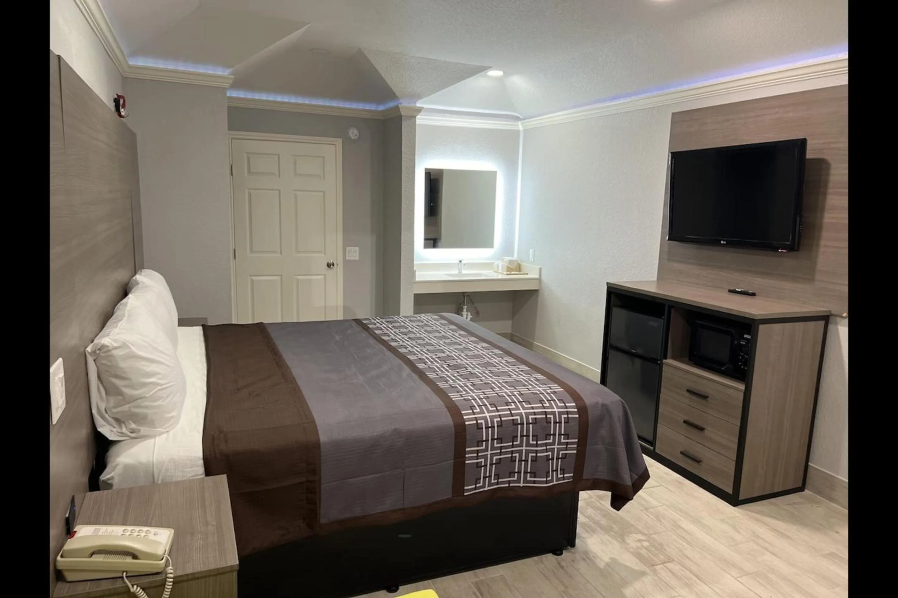 King Bed Accessible Non-Smoking in Kiwi Inn By OYO Willowbrook Houston Hwy 249 Beltway