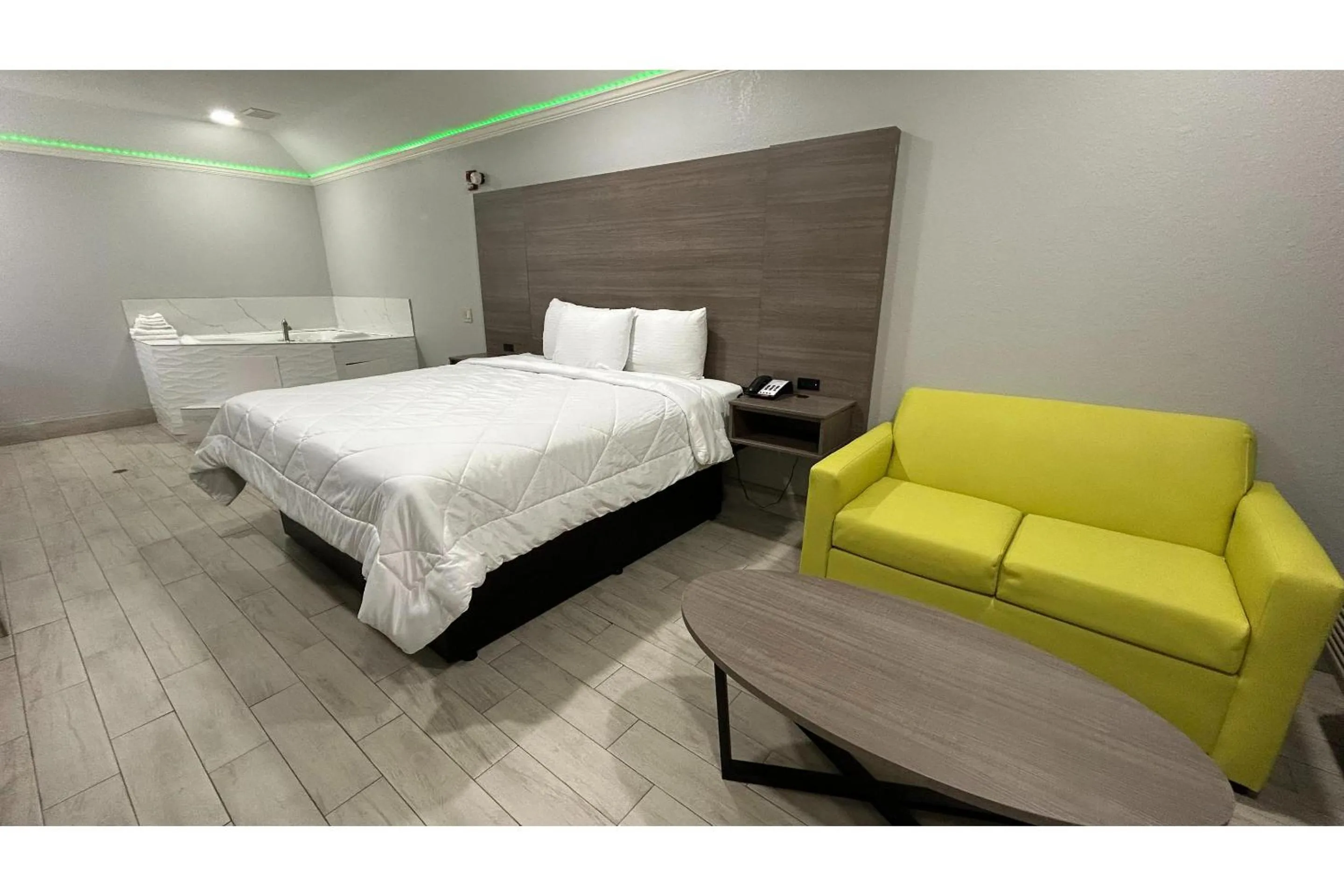 Bedroom, Bed in Kiwi Inn Capital O Houston - Hwy 249