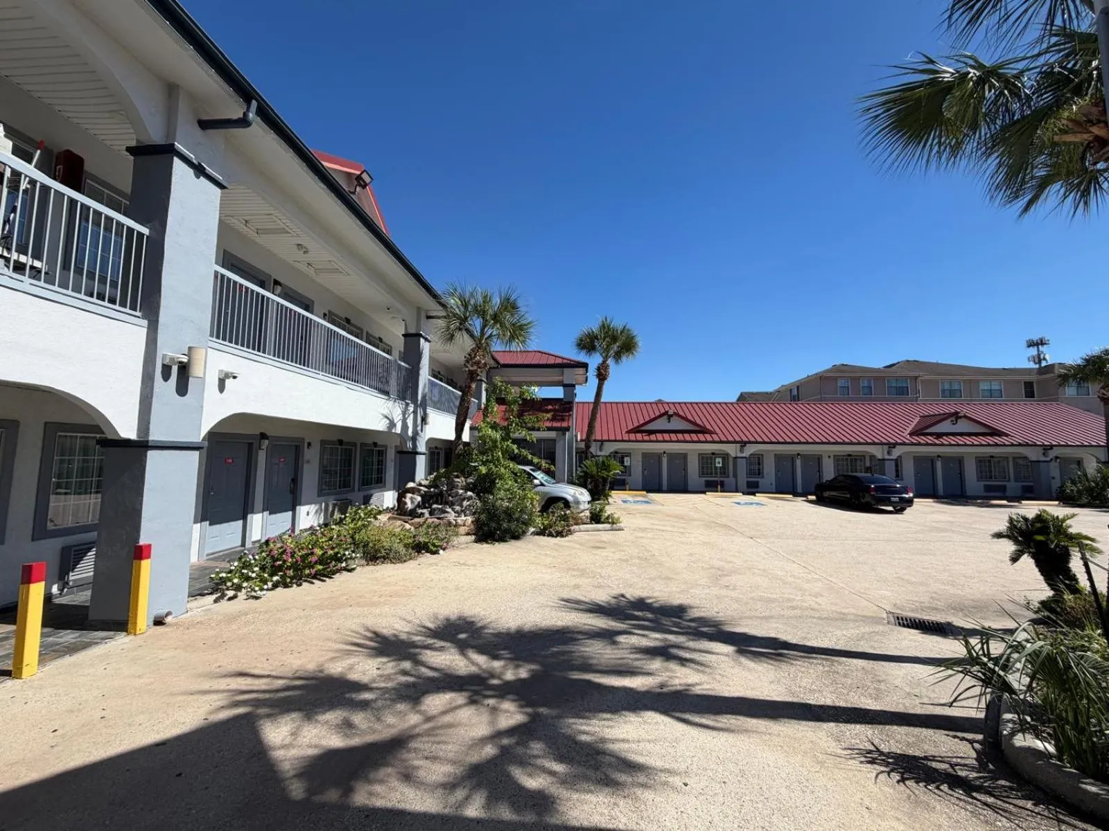 Facade/entrance in Kiwi Inn Capital O Houston - Hwy 249