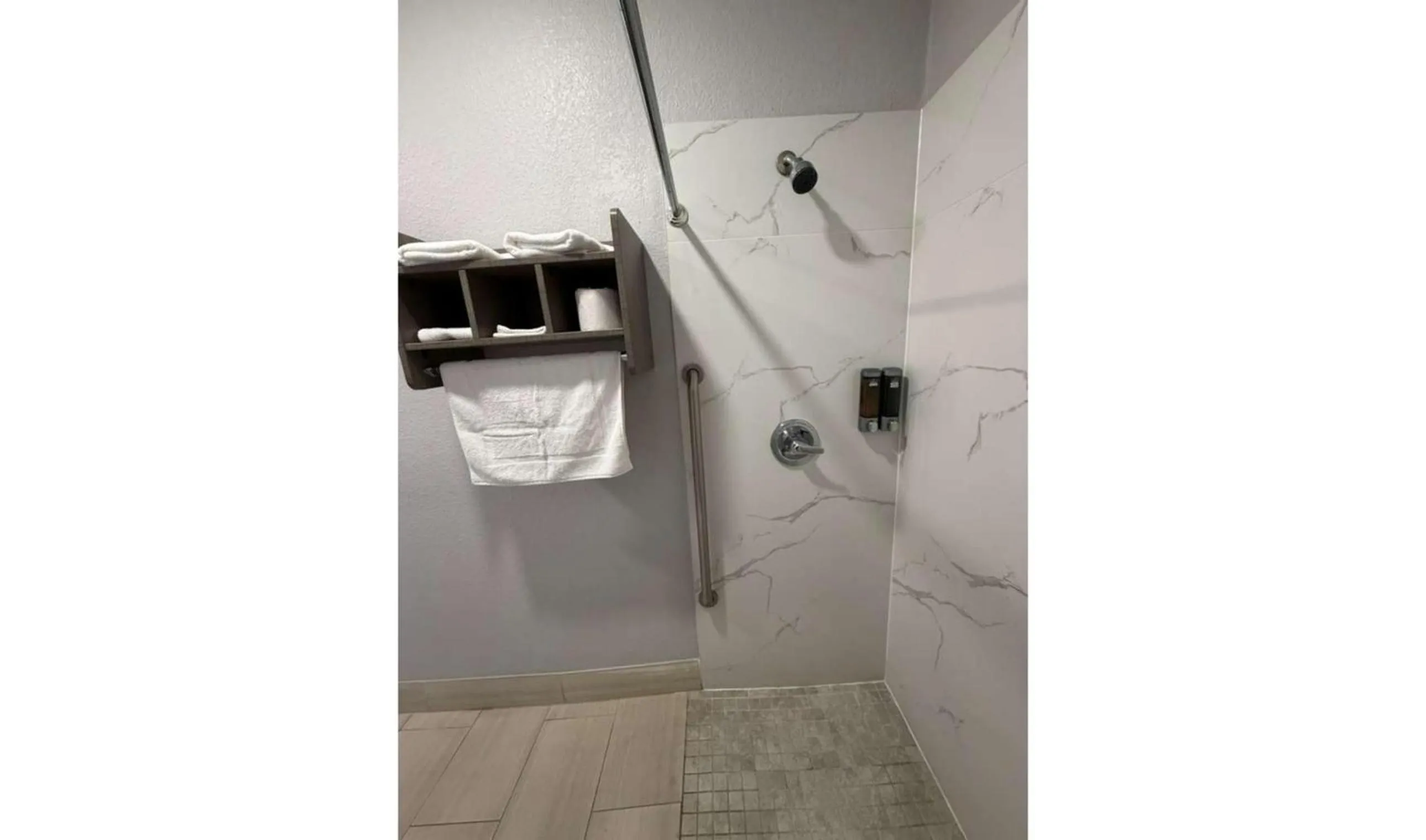 Bathroom in Kiwi Inn Capital O Houston - Hwy 249