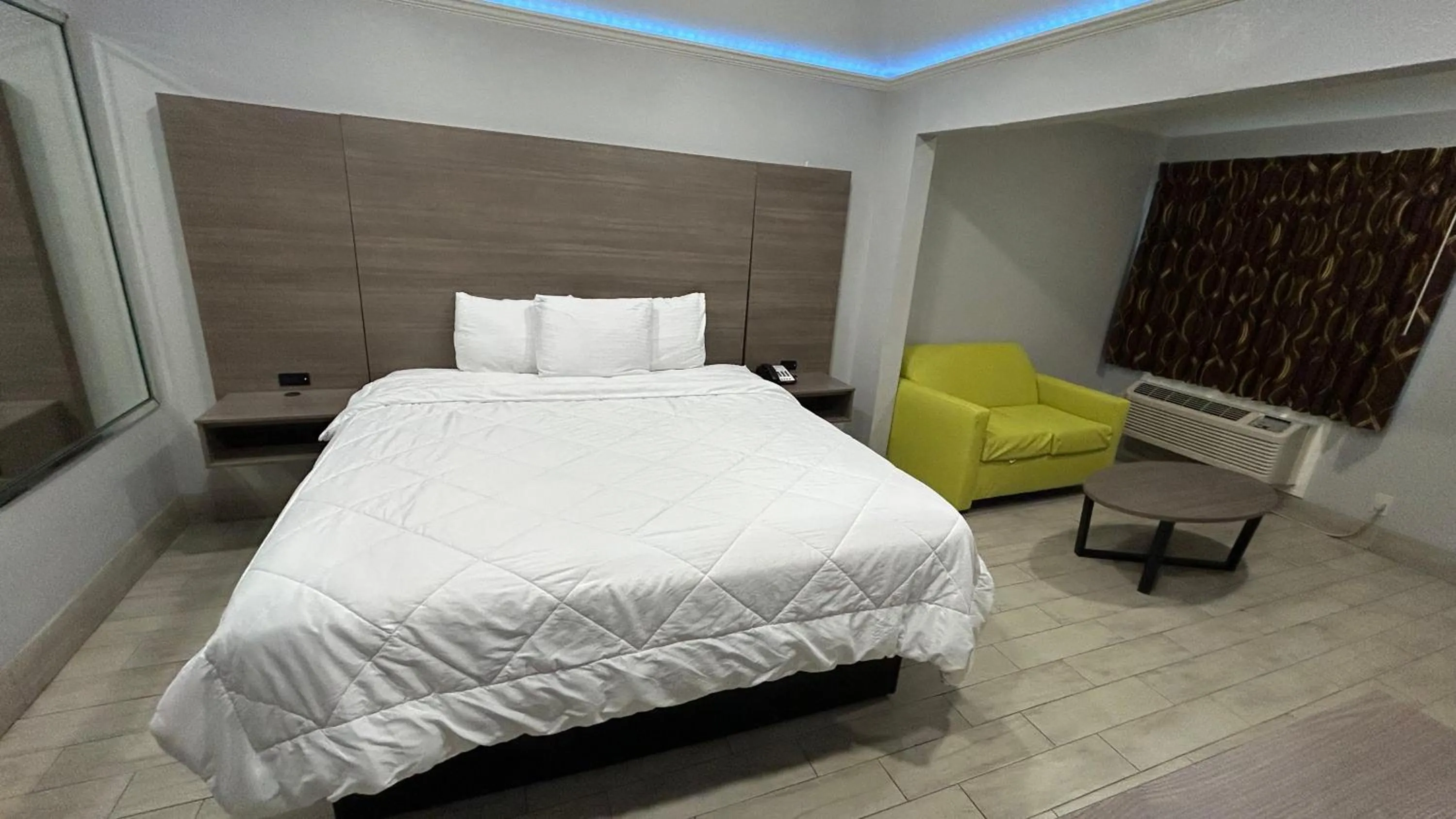 Bedroom, Bed in Kiwi Inn Capital O Houston - Hwy 249