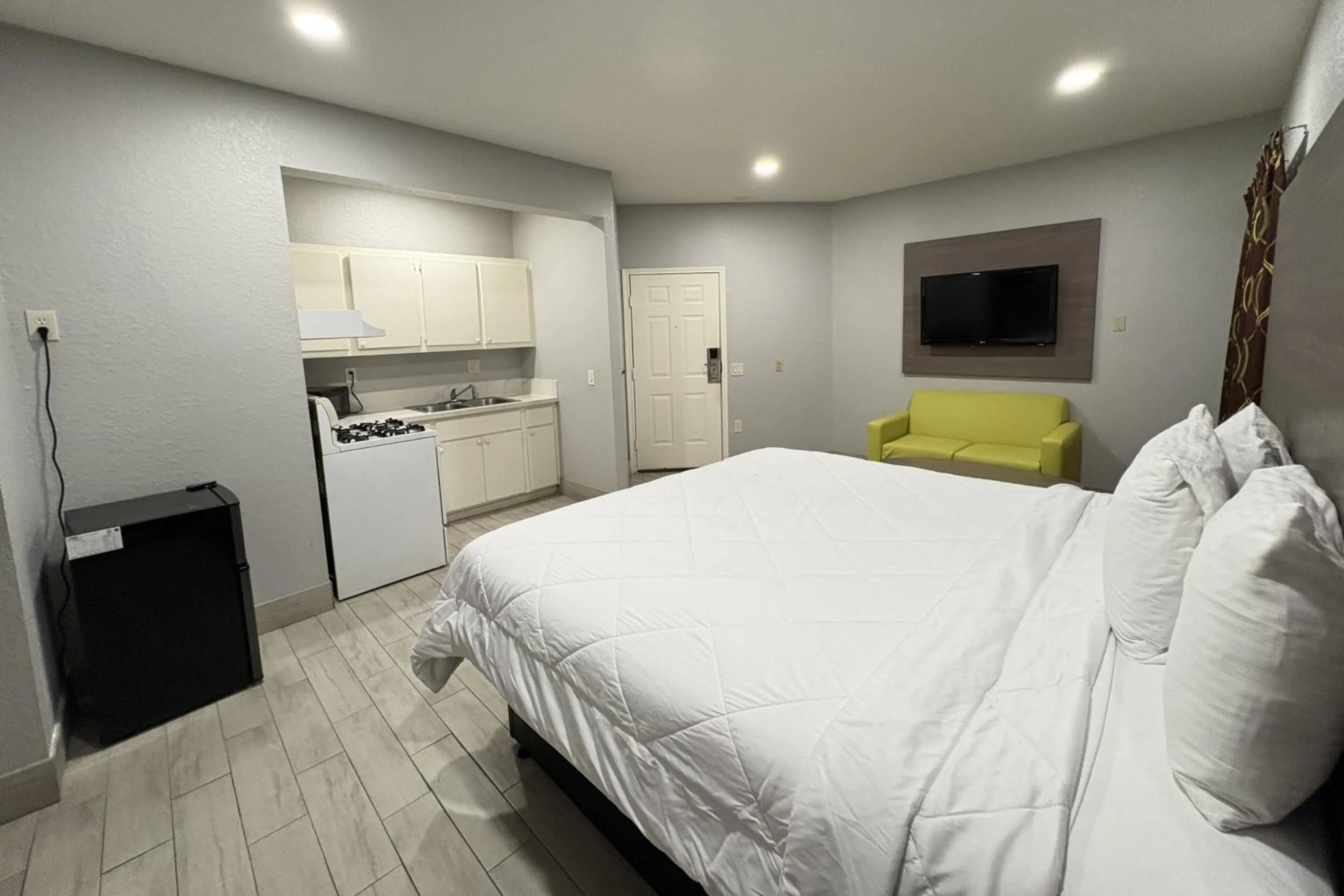 Bedroom, Bed in Kiwi Inn Capital O Houston - Hwy 249