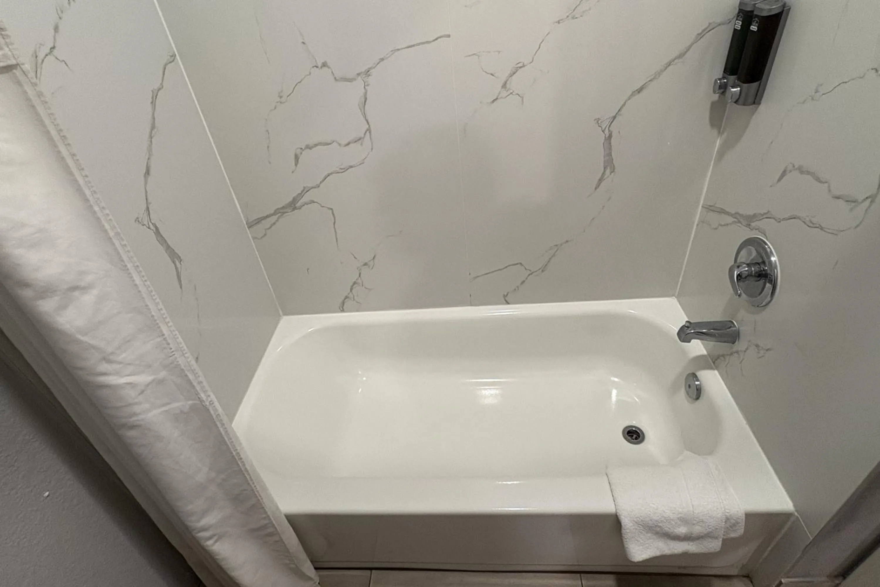 Bath in Kiwi Inn Capital O Houston - Hwy 249