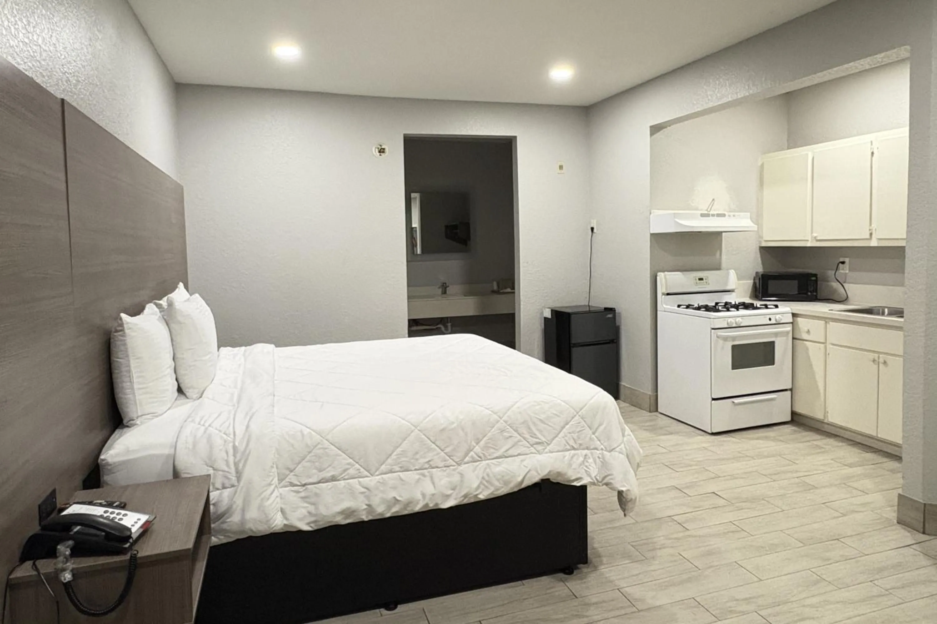 Bedroom, Bed in Kiwi Inn Capital O Houston - Hwy 249