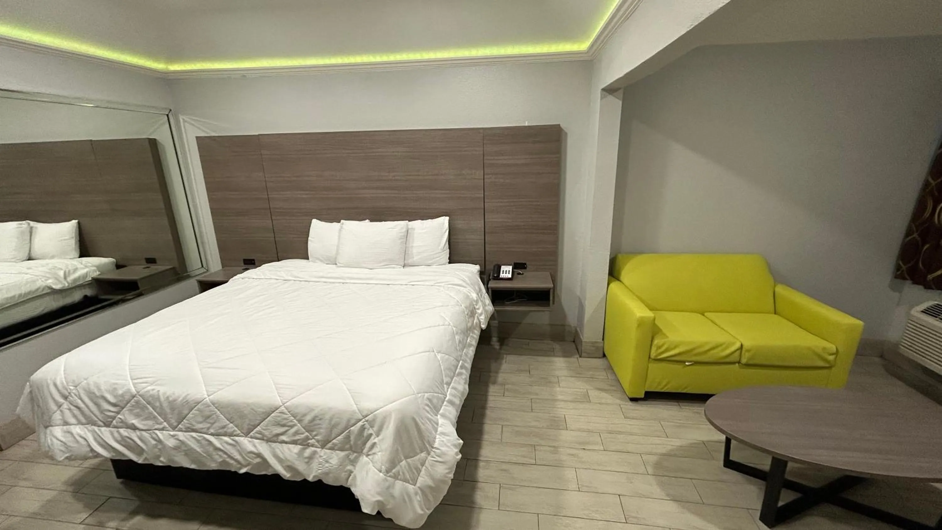 Bedroom, Bed in Kiwi Inn Capital O Houston - Hwy 249