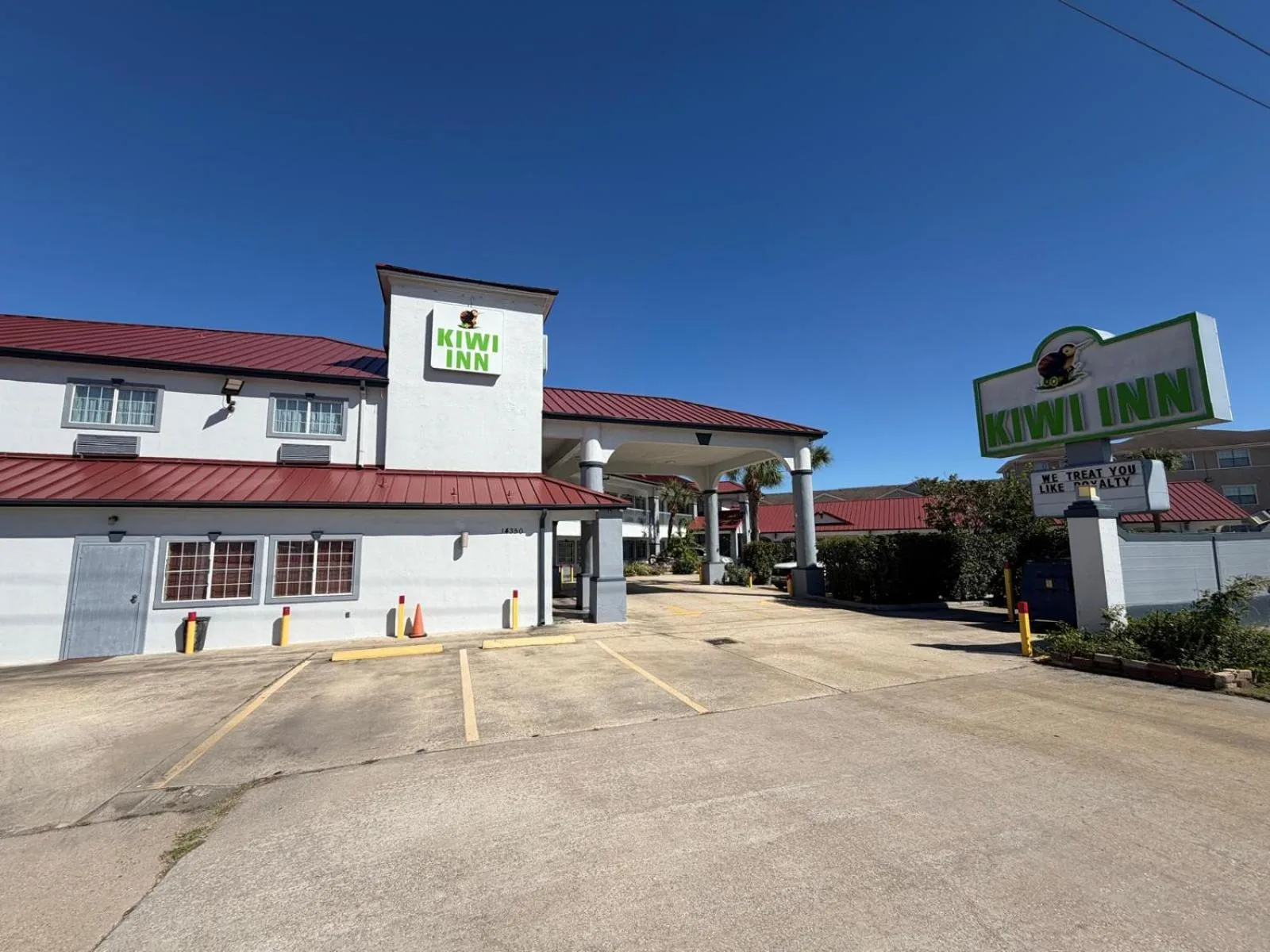 Facade/entrance in Kiwi Inn Capital O Houston - Hwy 249
