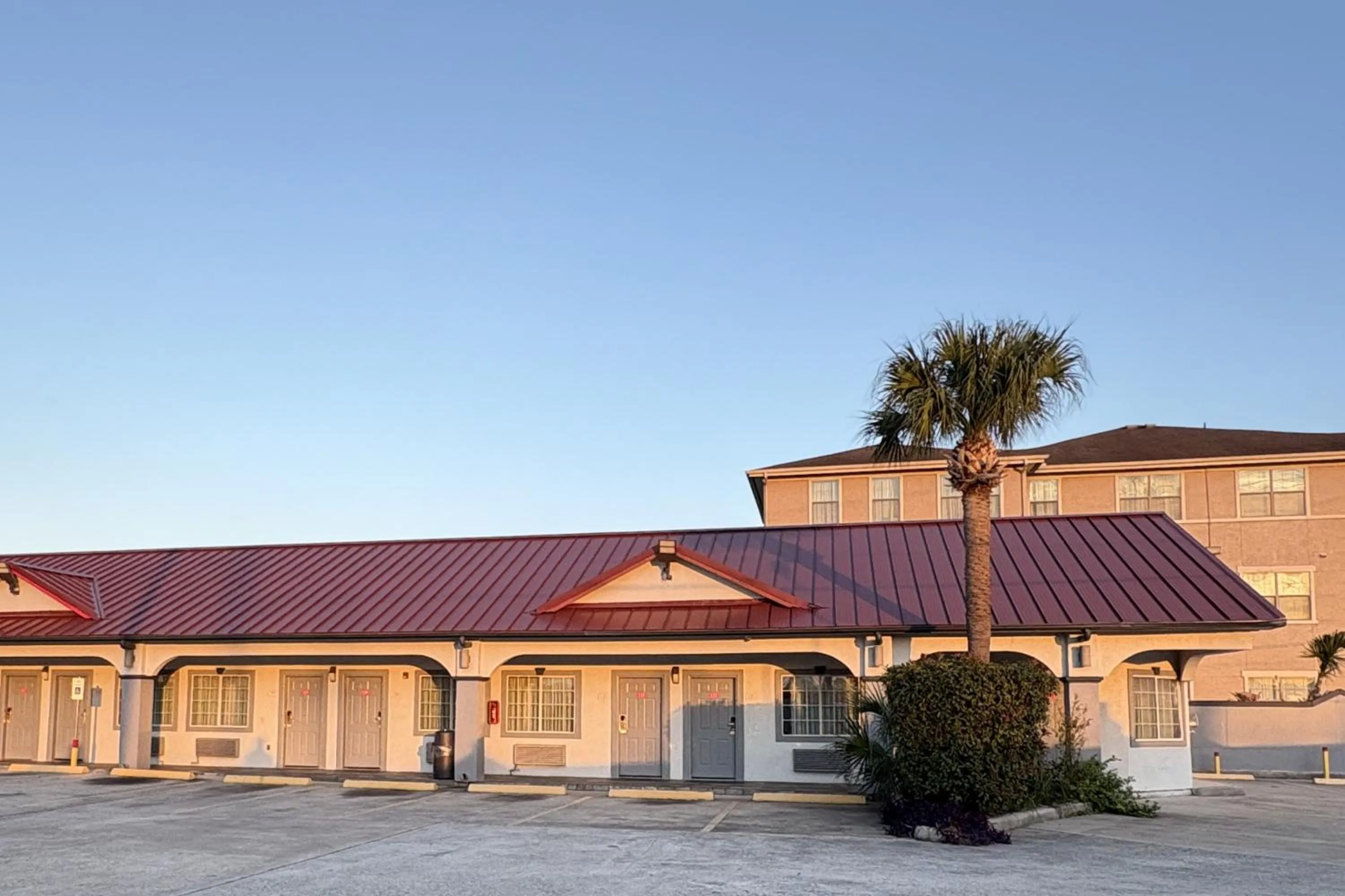 Property building in Kiwi Inn Capital O Houston - Hwy 249