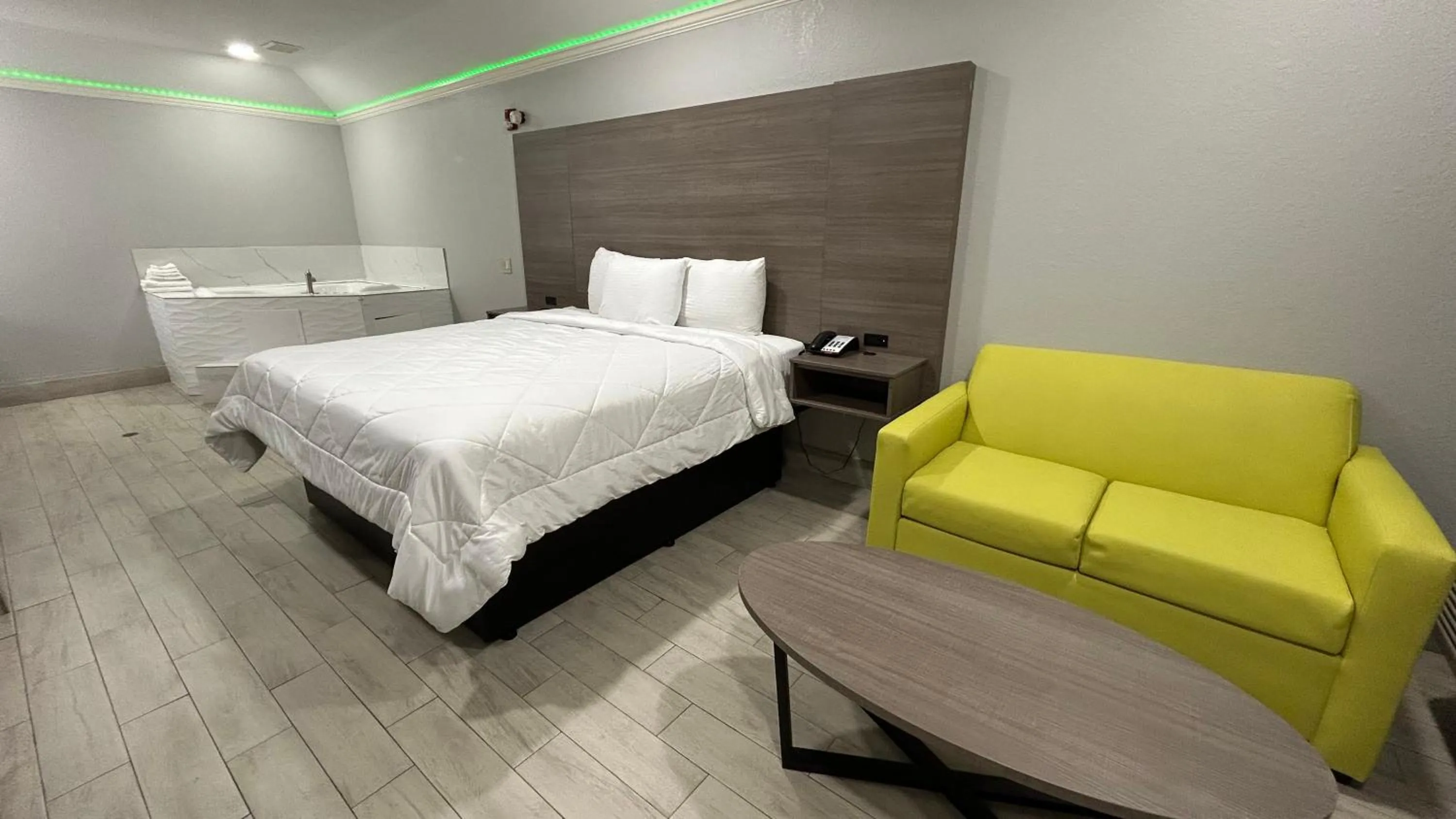 Bedroom, Bed in Kiwi Inn Capital O Houston - Hwy 249