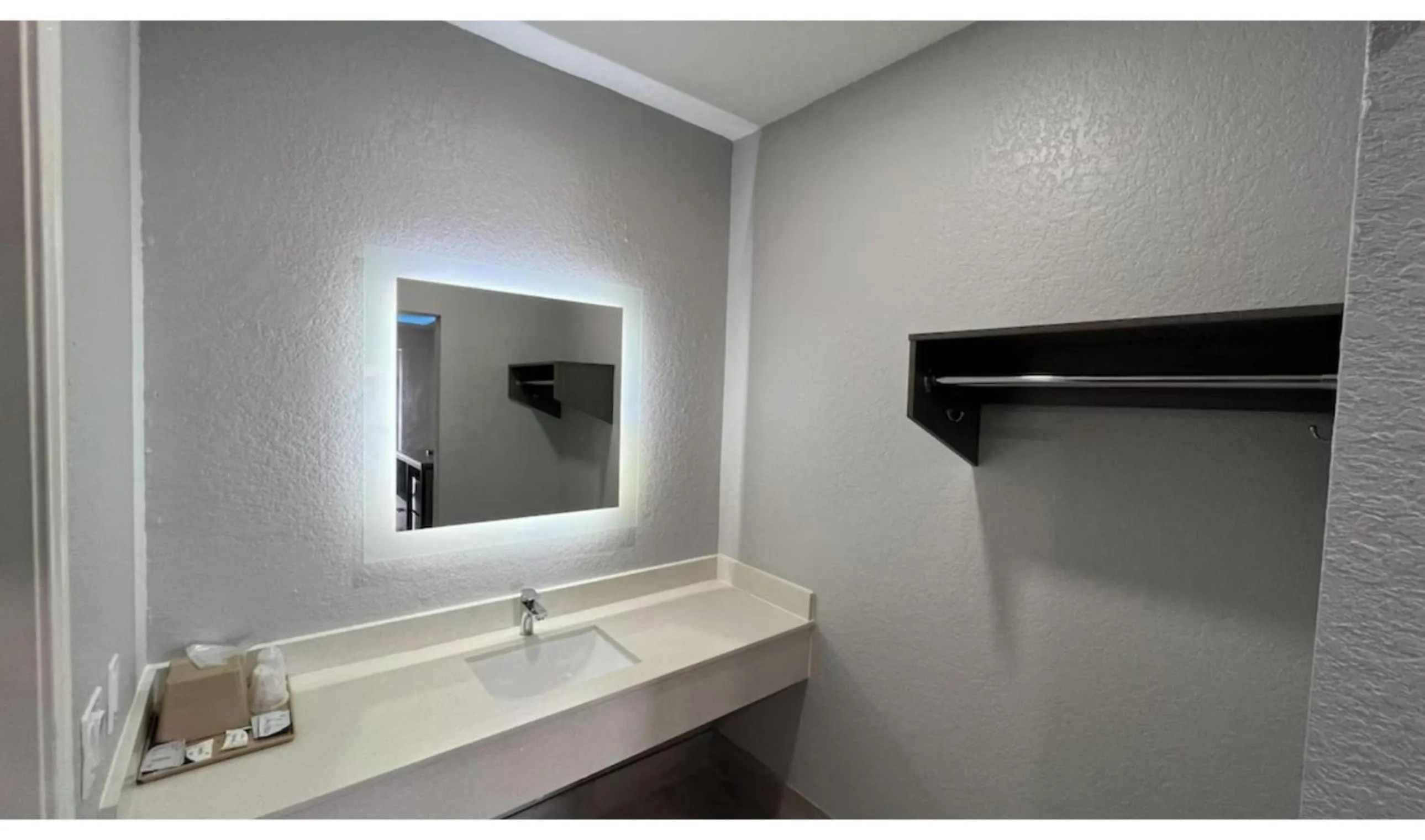 Bathroom in Kiwi Inn Capital O Houston - Hwy 249