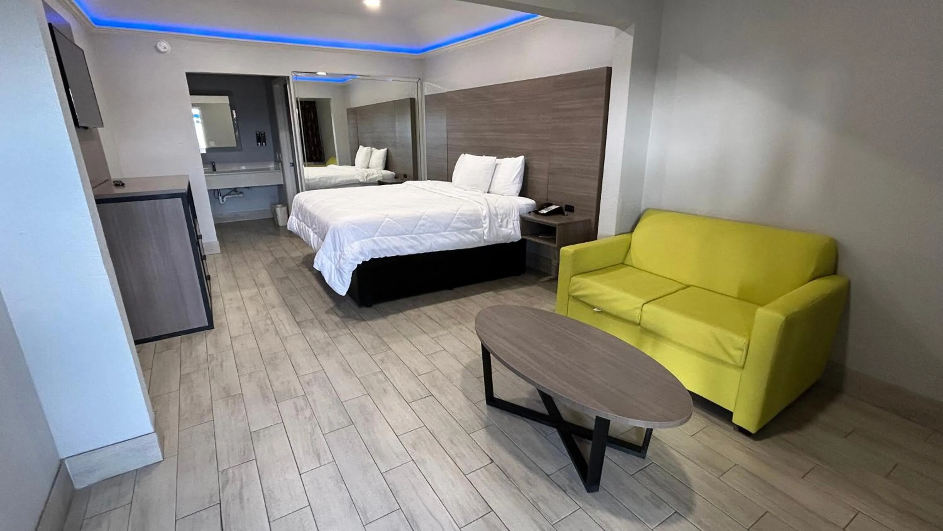 Bedroom, Bed in Kiwi Inn Capital O Houston - Hwy 249