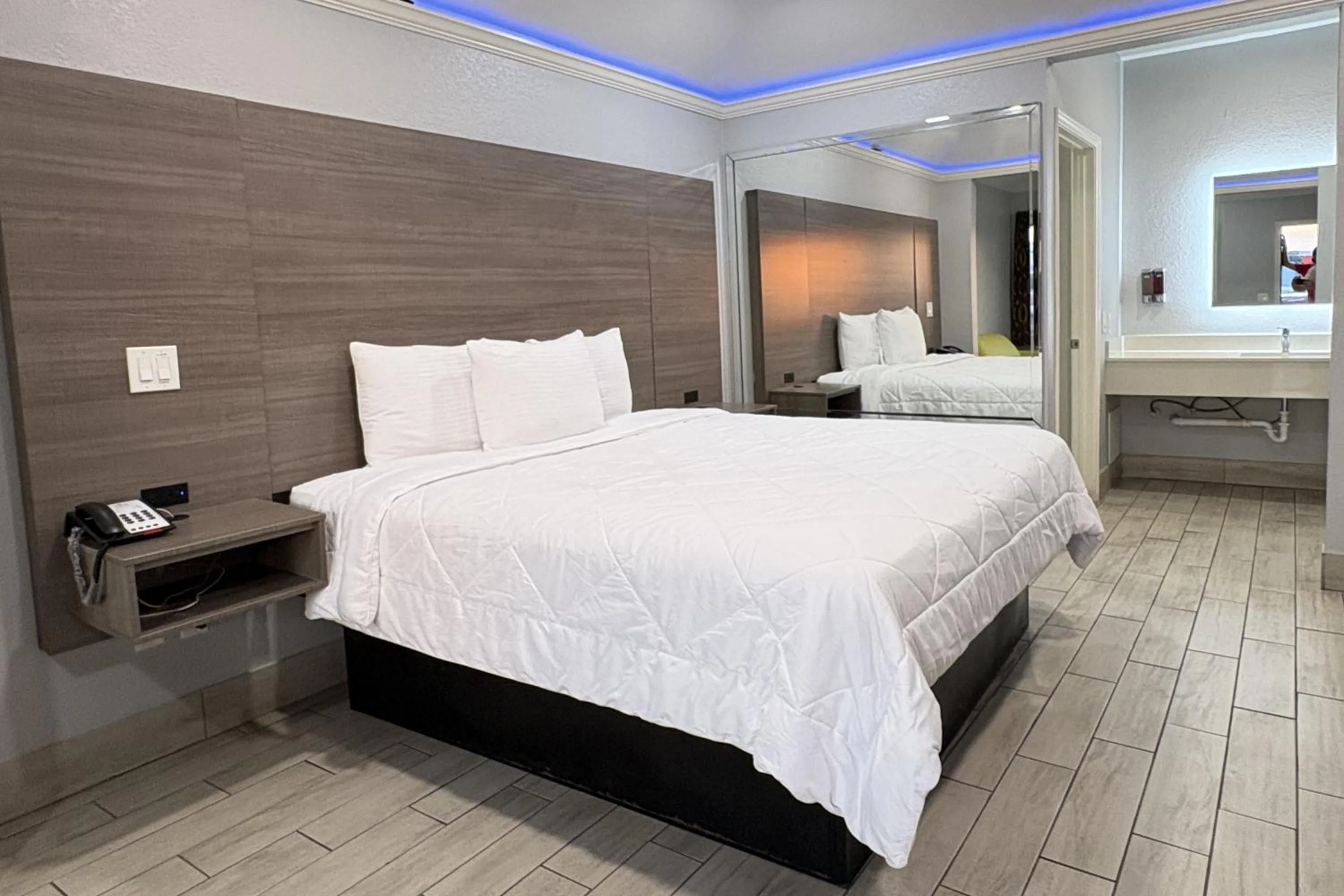 Bedroom, Bed in Kiwi Inn Capital O Houston - Hwy 249