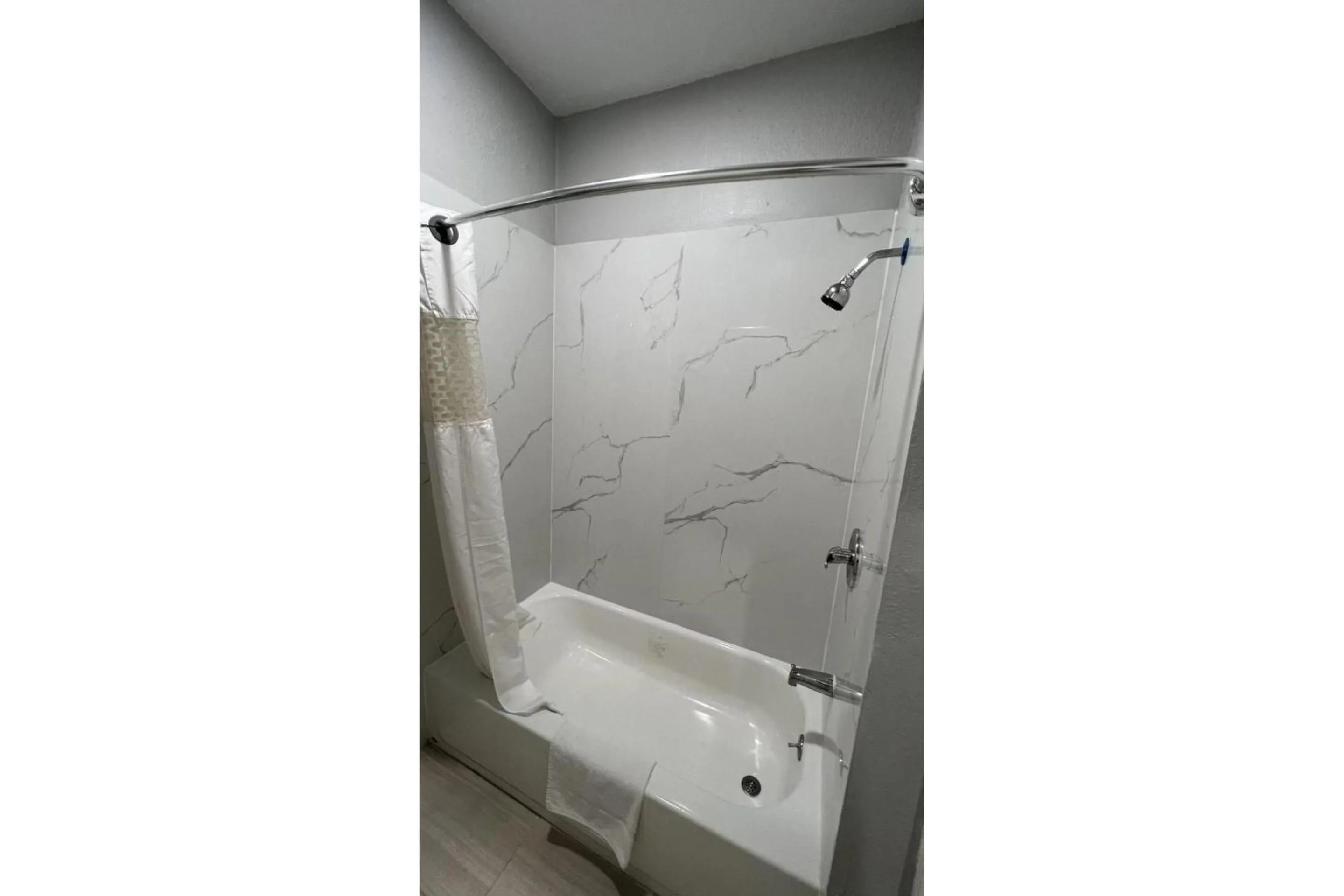 Shower in Kiwi Inn Capital O Houston - Hwy 249