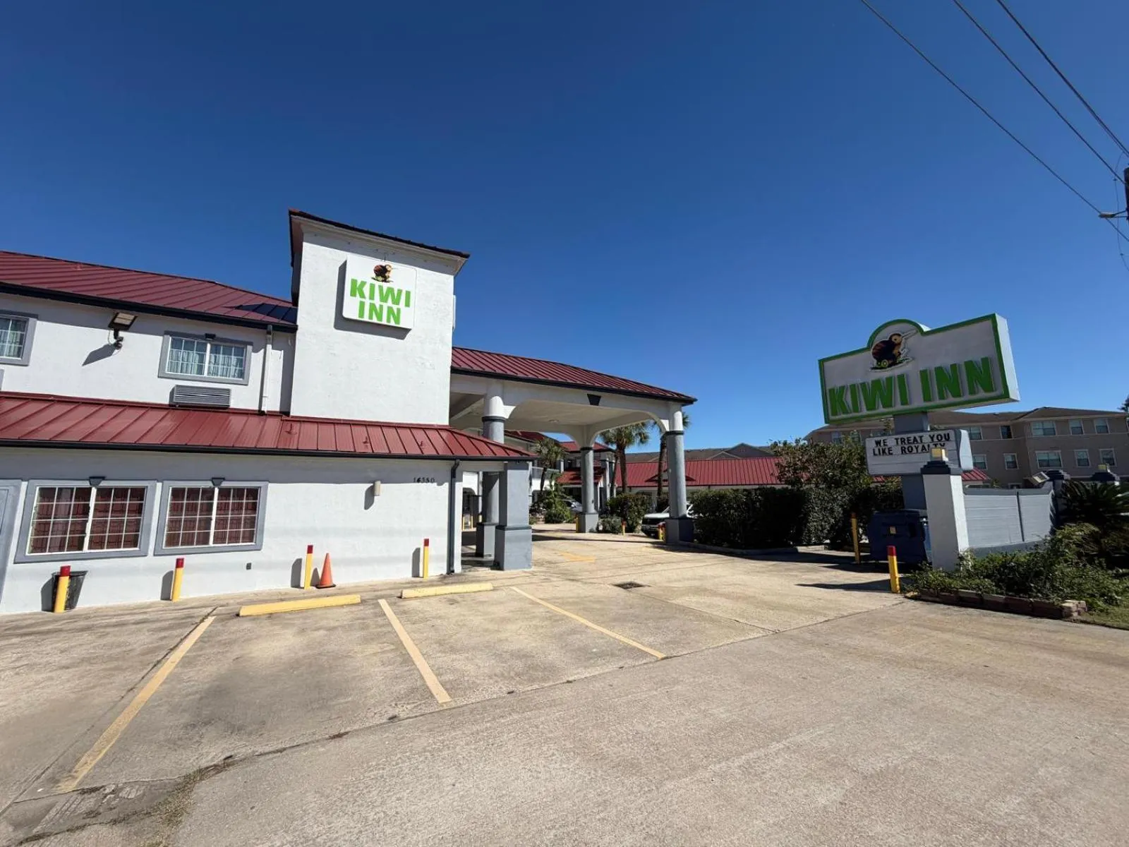 Facade/entrance in Kiwi Inn Capital O Houston - Hwy 249